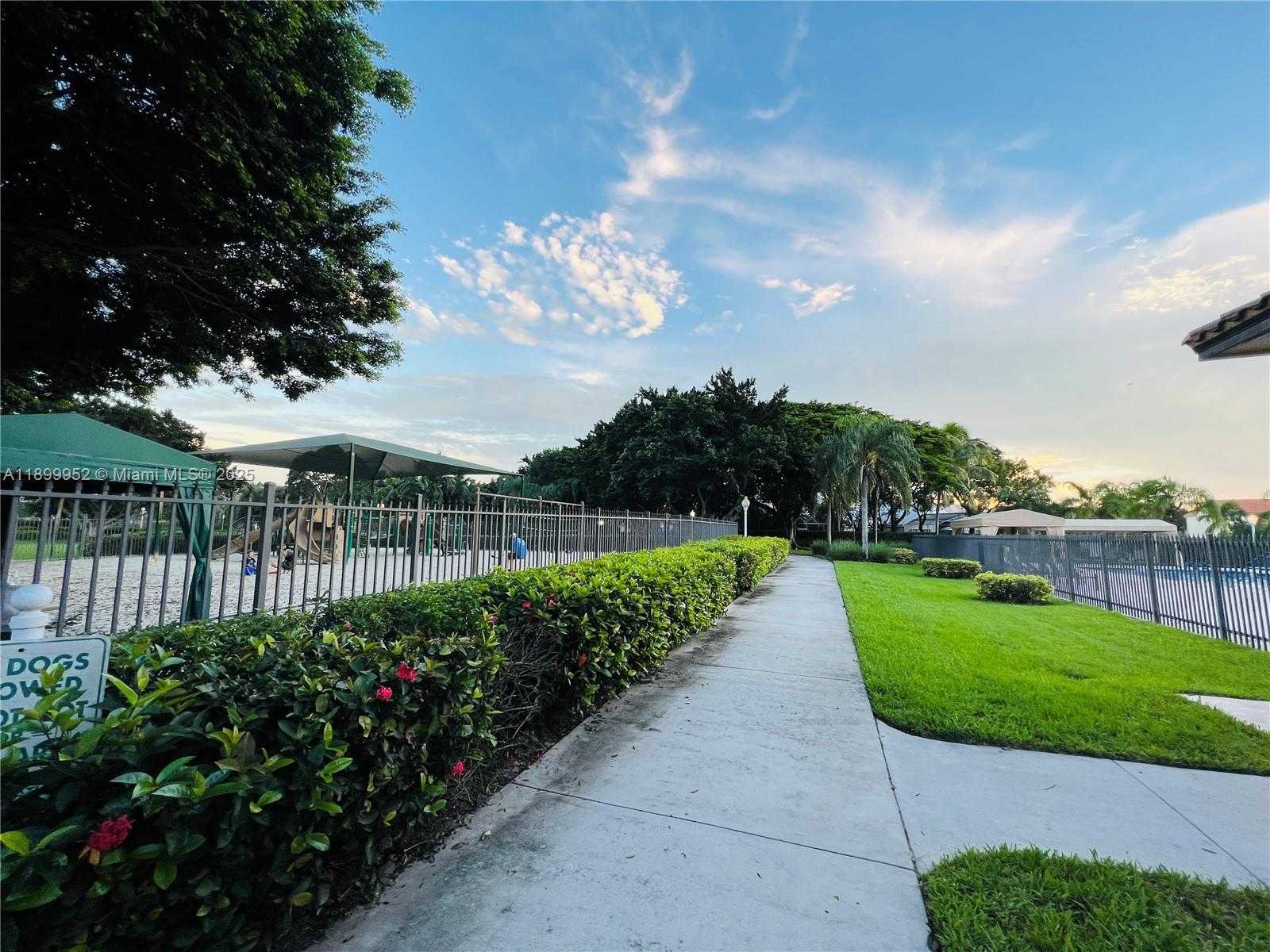 Small Image of 968 SAVANNAH FALLS DR, Weston Number 29