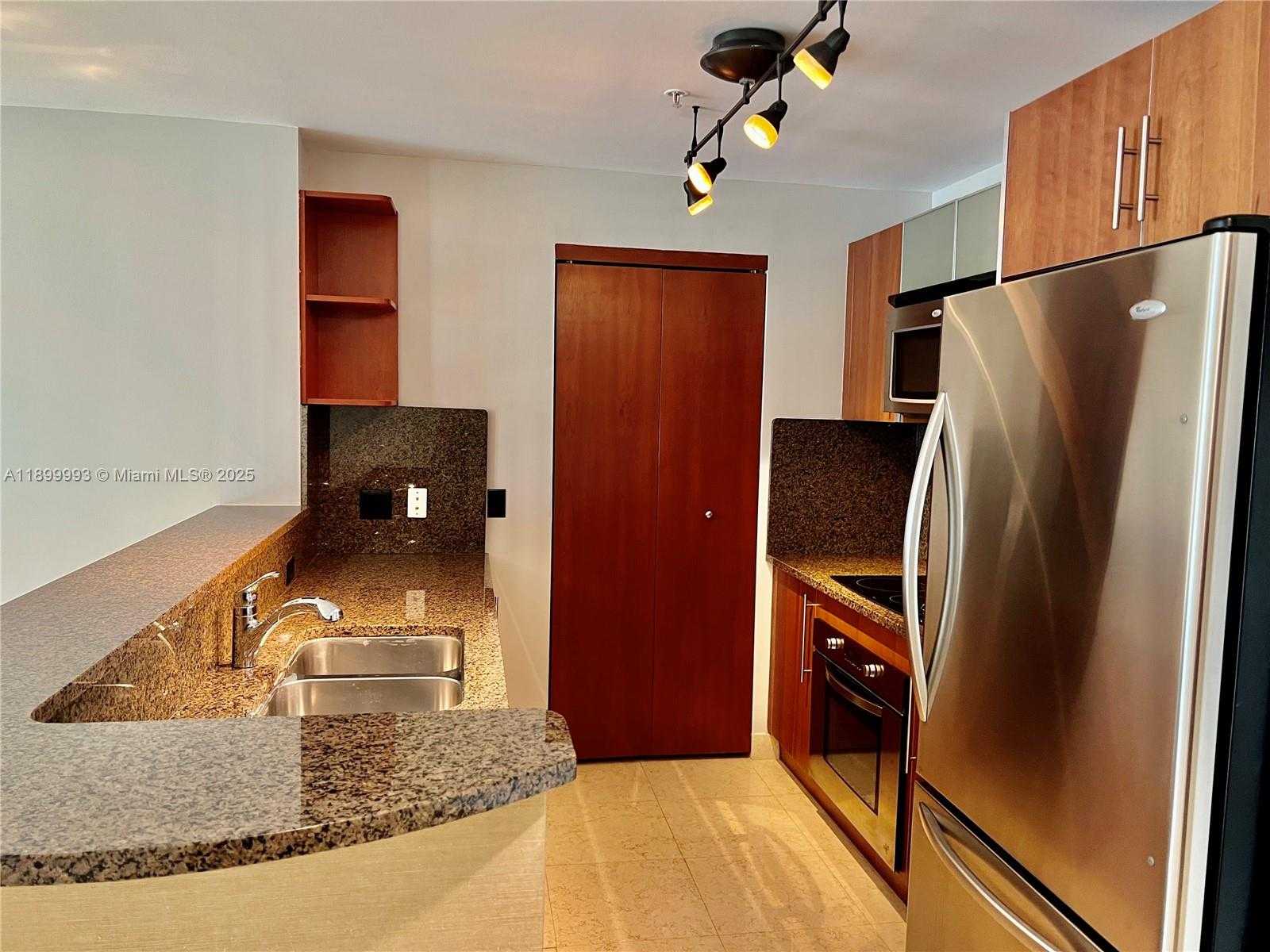 Small Image of 300 SOUTH BISCAYNE BLVD #2006, Miami Number 3