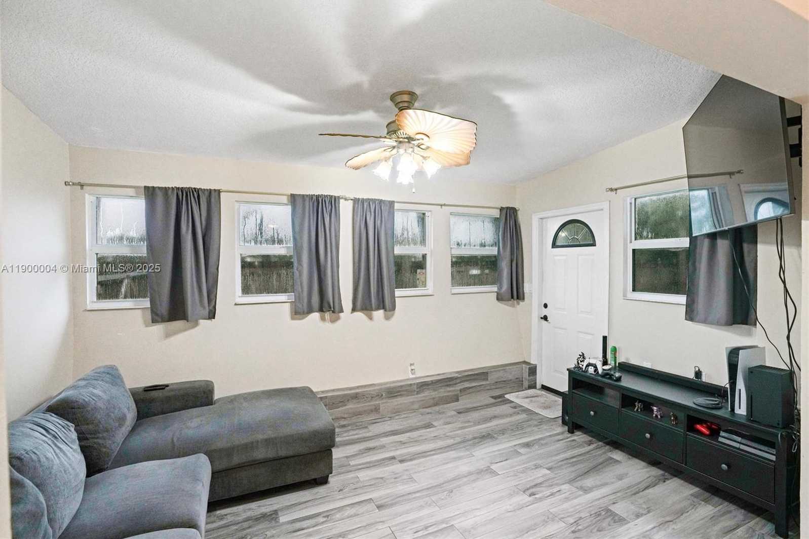 Small Image of 44 NORTH WEST 19TH ST #1, Homestead Number 30