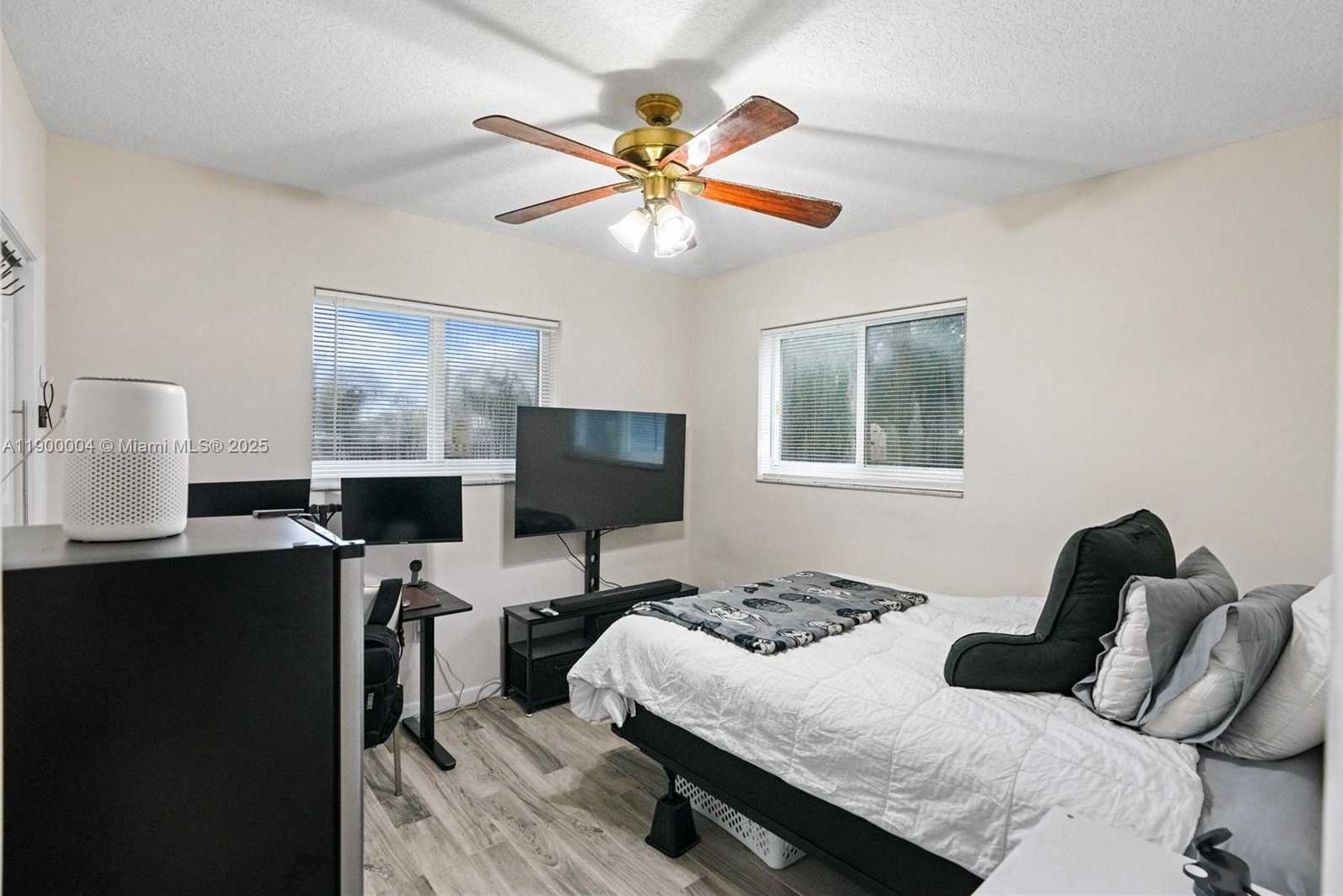 Small Image of 44 NORTH WEST 19TH ST #1, Homestead Number 8