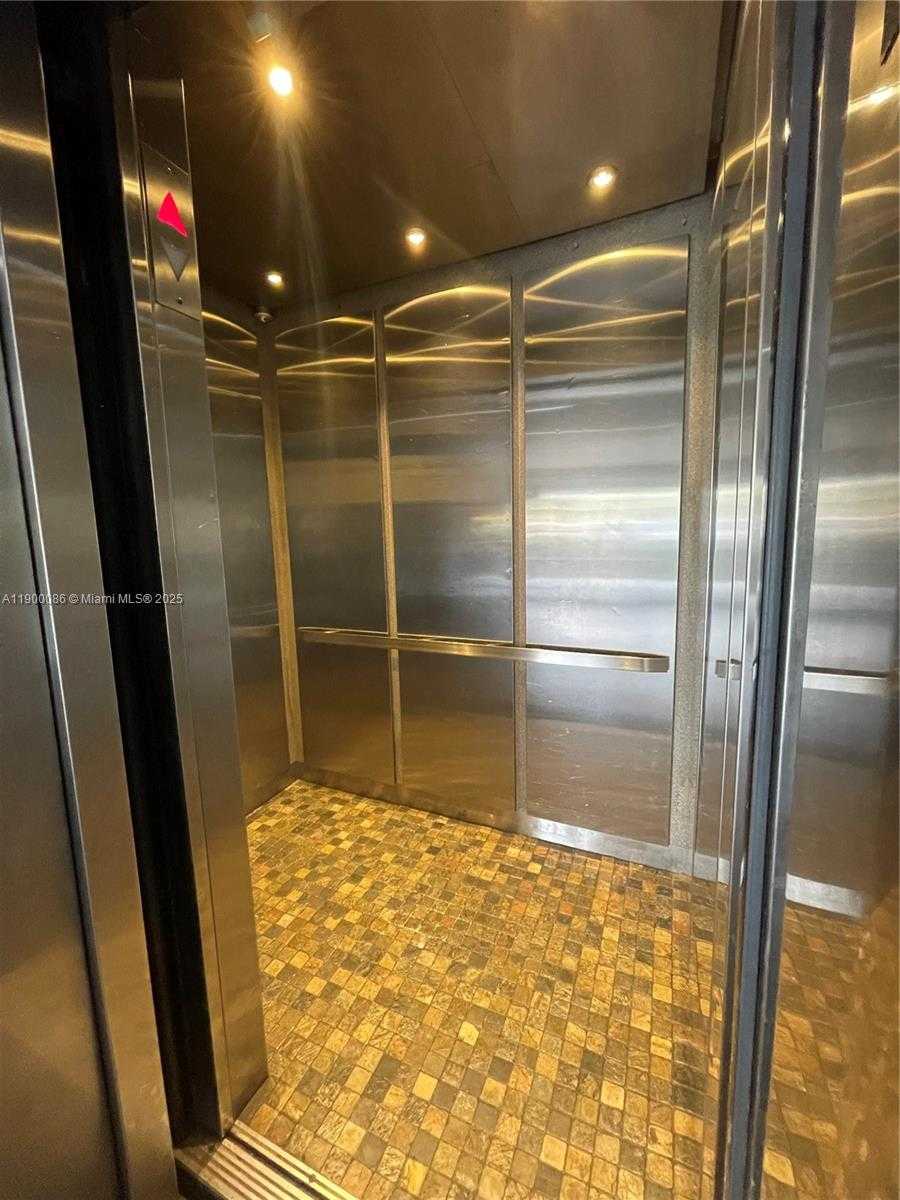 Small Image of 1300 LINCOLN RD #C403, Miami Beach Number 4
