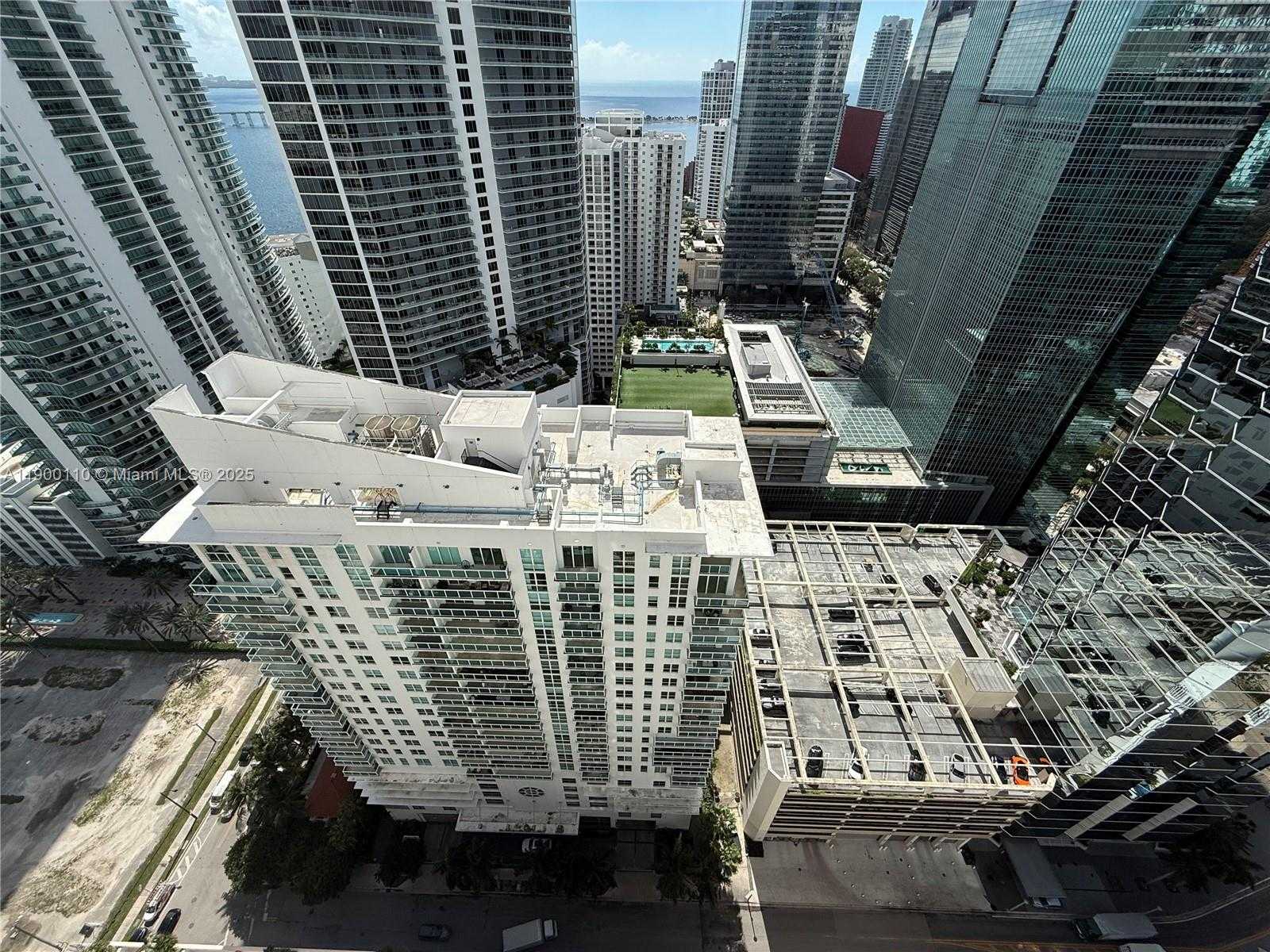 Small Image of 1200 BRICKELL BAY DR #3915, Miami Number 4