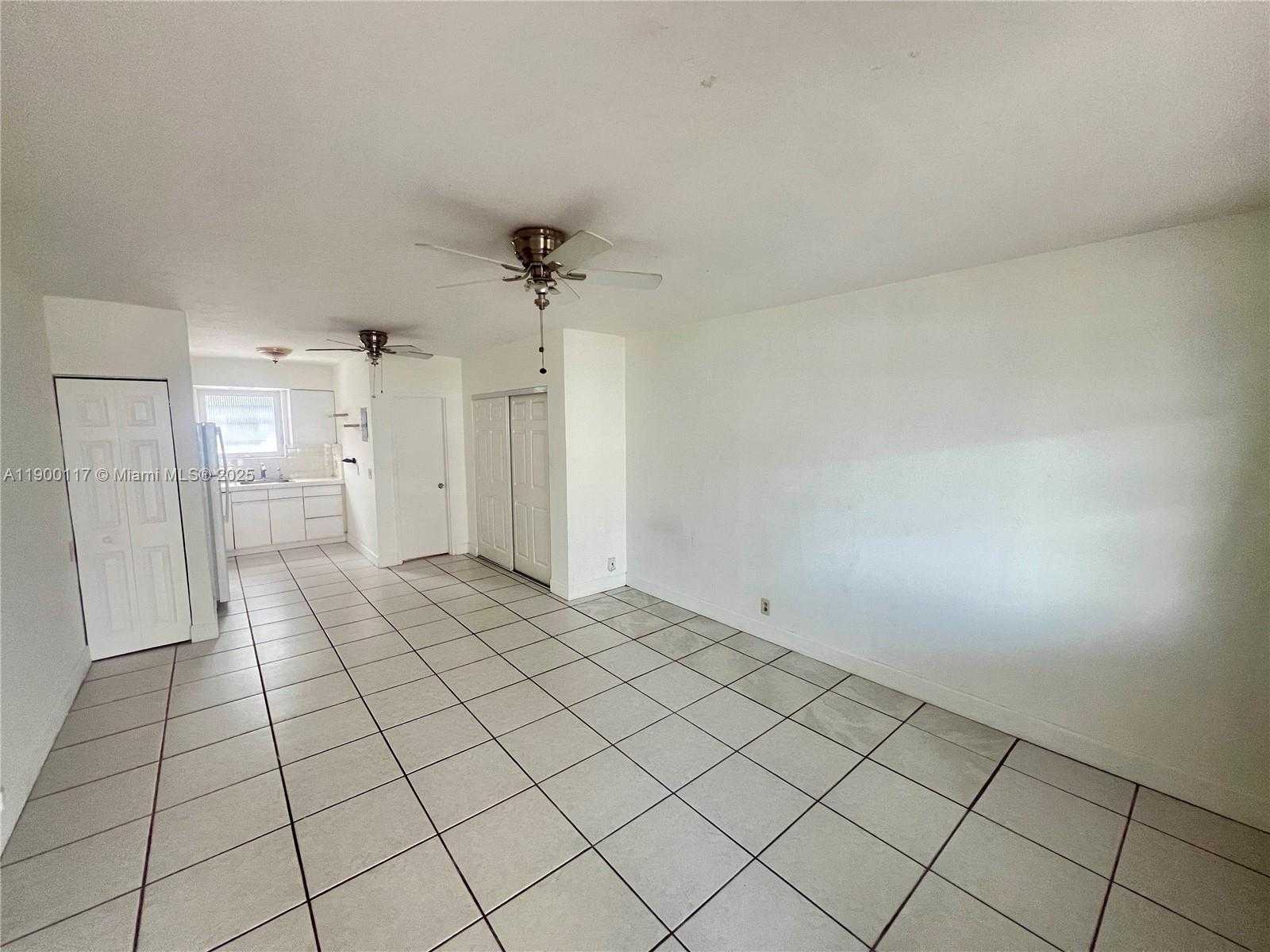 Small Image of 158 OCEAN DR #406, Miami Beach Number 3
