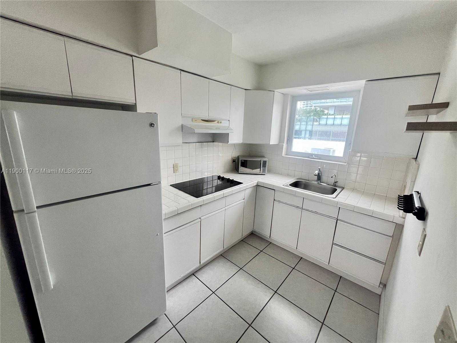 Small Image of 158 OCEAN DR #406, Miami Beach Number 5