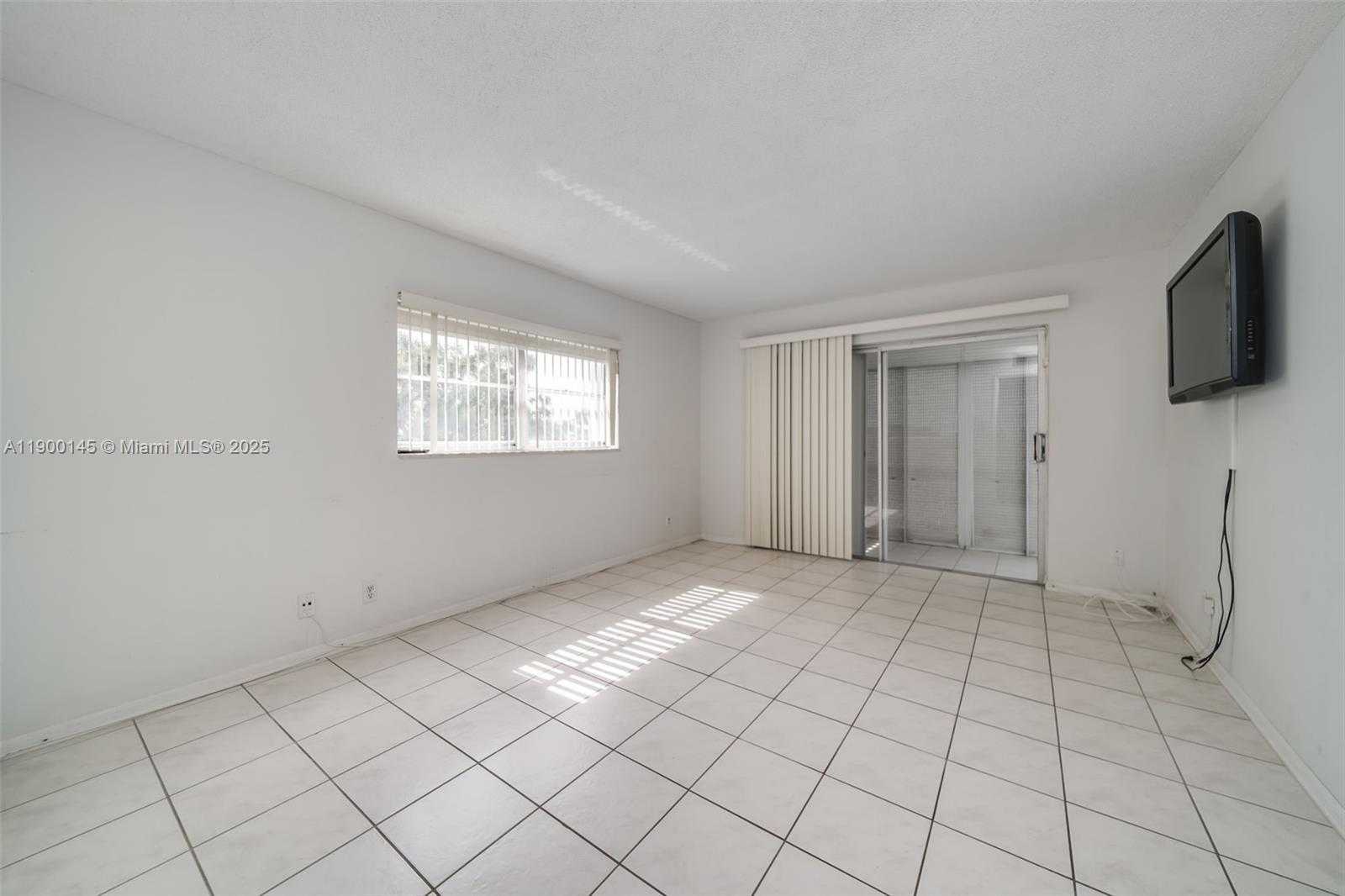 Small Image of 950 HILLCREST DR #401, Hollywood Number 14
