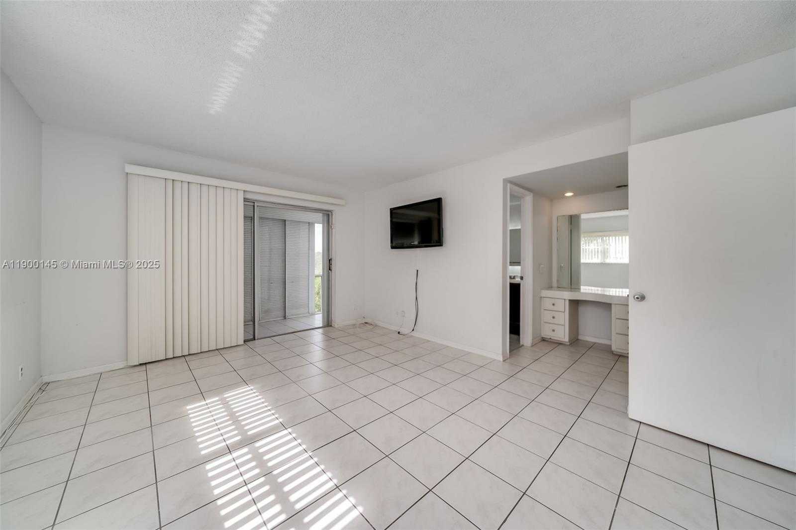 Small Image of 950 HILLCREST DR #401, Hollywood Number 15