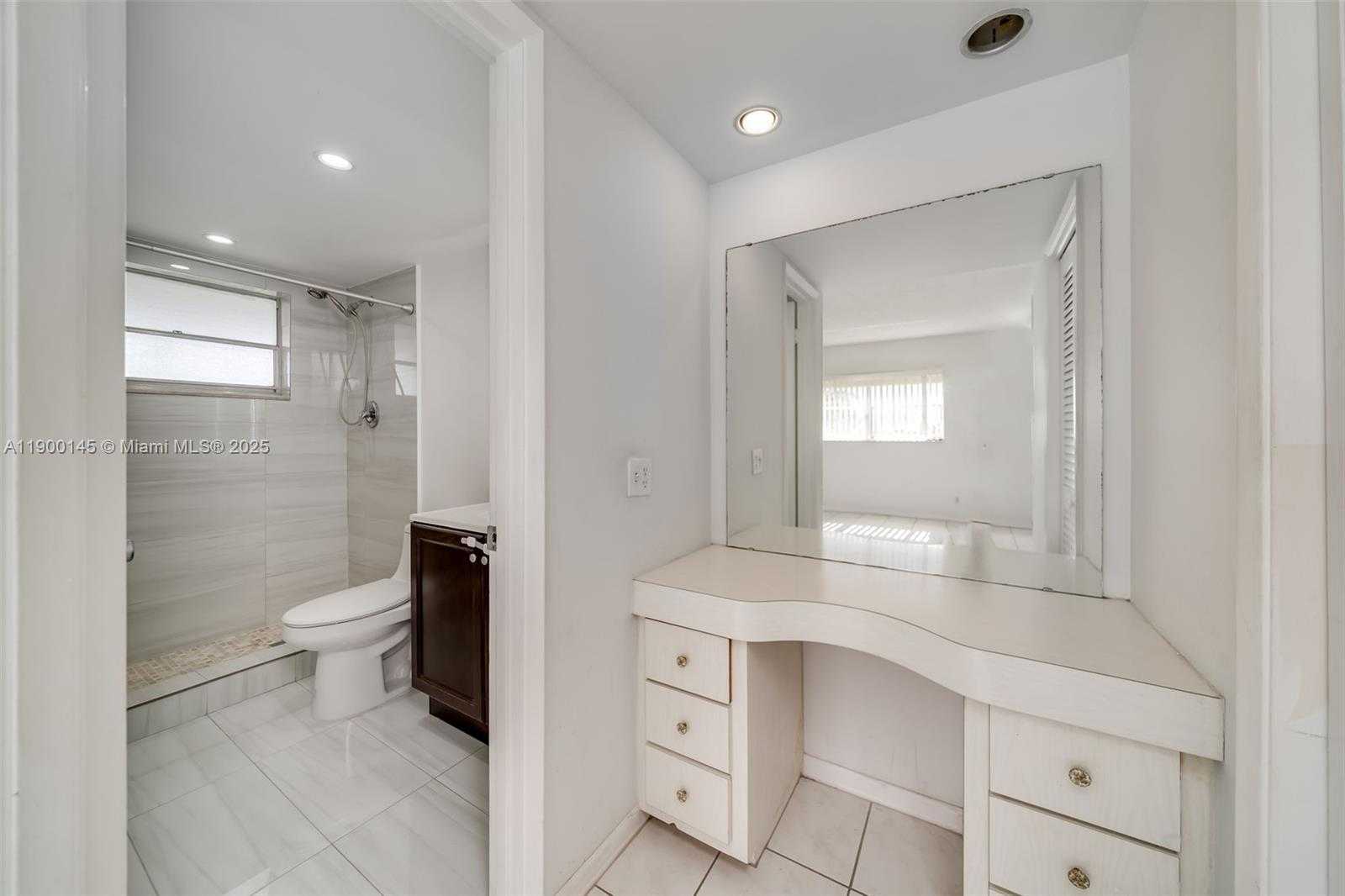 Small Image of 950 HILLCREST DR #401, Hollywood Number 17