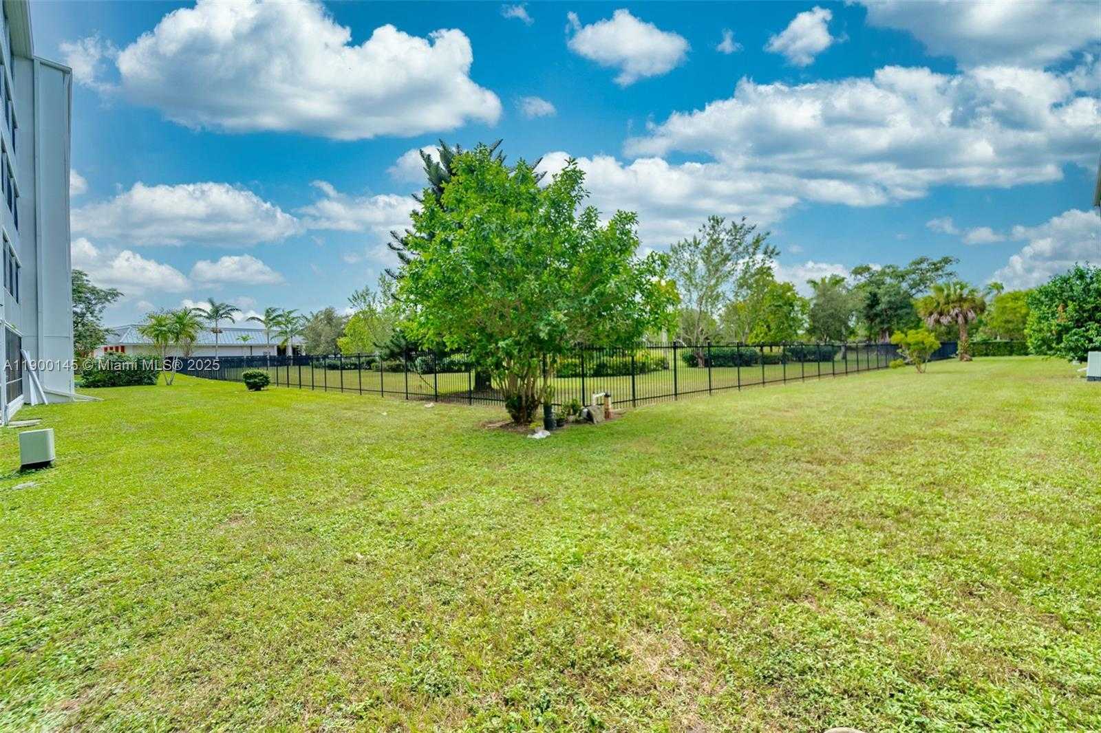 Small Image of 950 HILLCREST DR #401, Hollywood Number 33