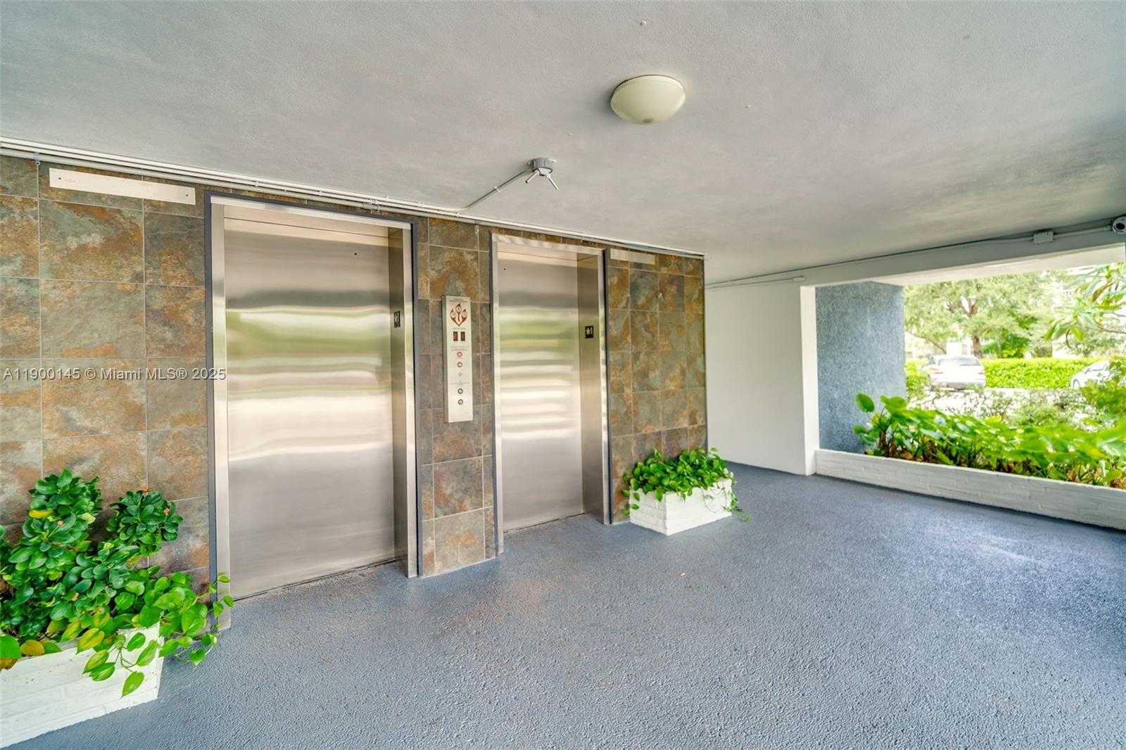 Small Image of 950 HILLCREST DR #401, Hollywood Number 35