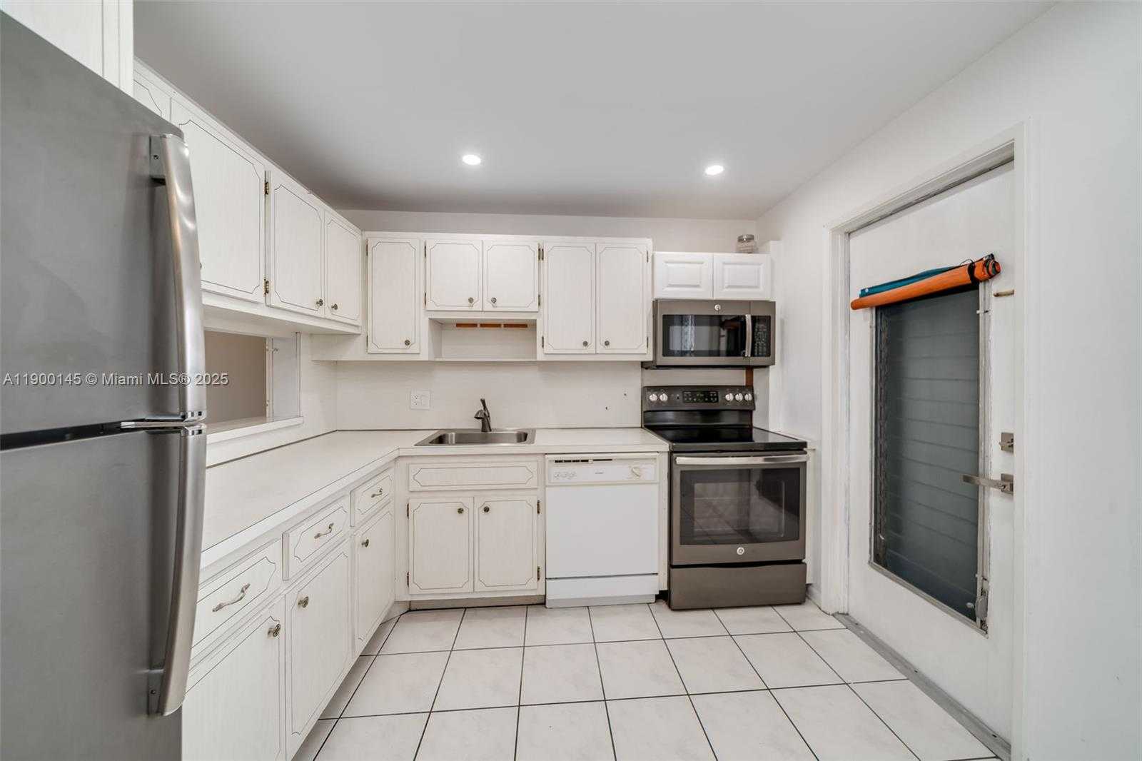 Small Image of 950 HILLCREST DR #401, Hollywood Number 6