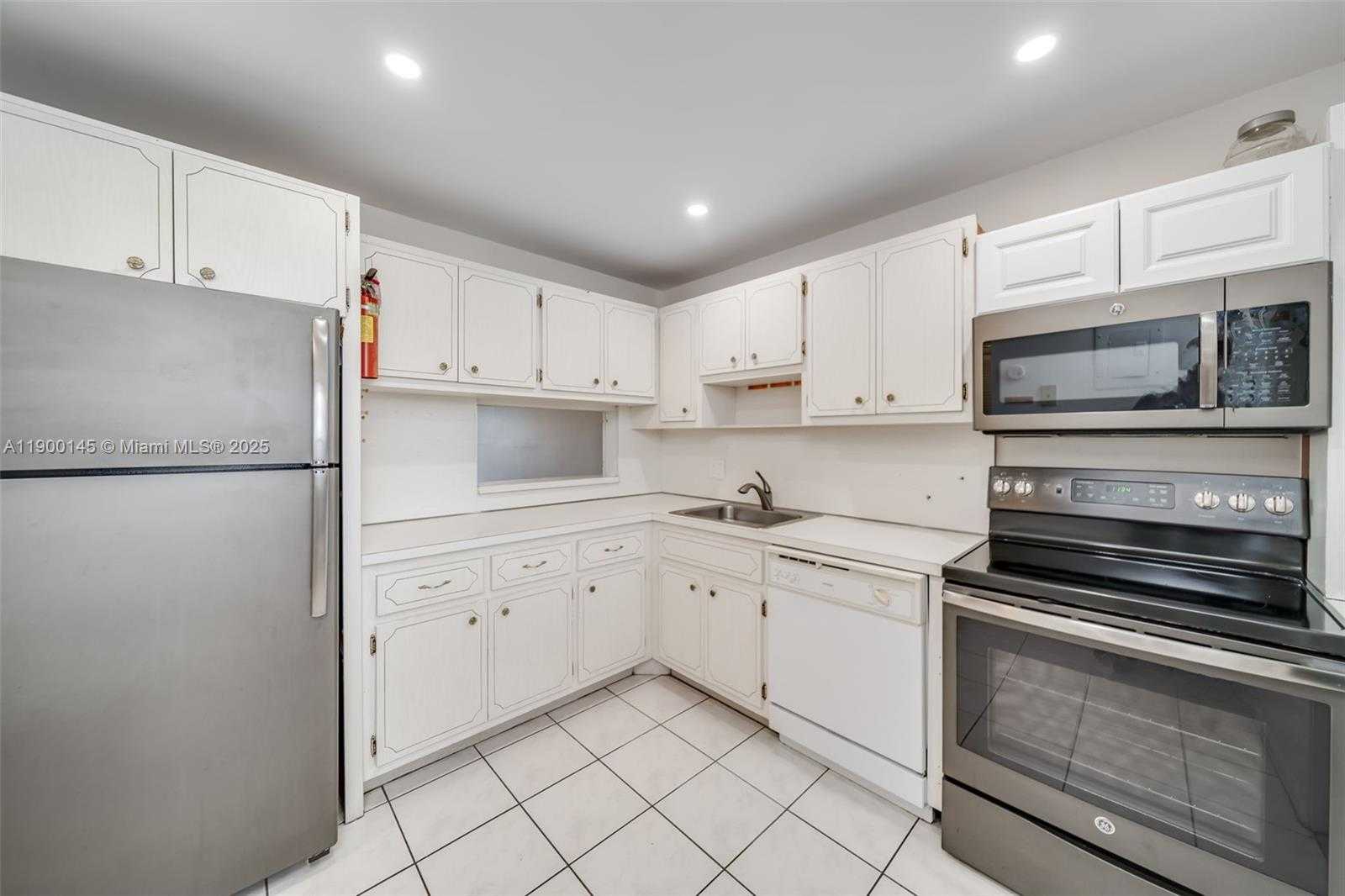 Small Image of 950 HILLCREST DR #401, Hollywood Number 8