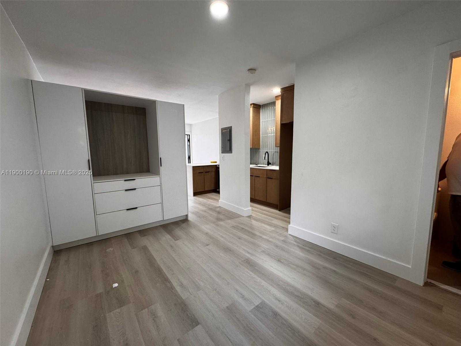 Small Image of 115 SALAMANCA AVE #6, Coral Gables Number 3