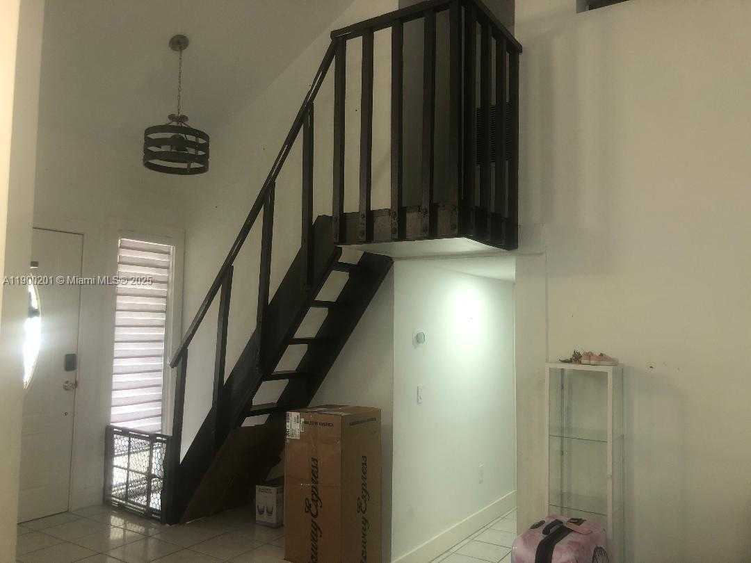 Small Image of Miami Number 10