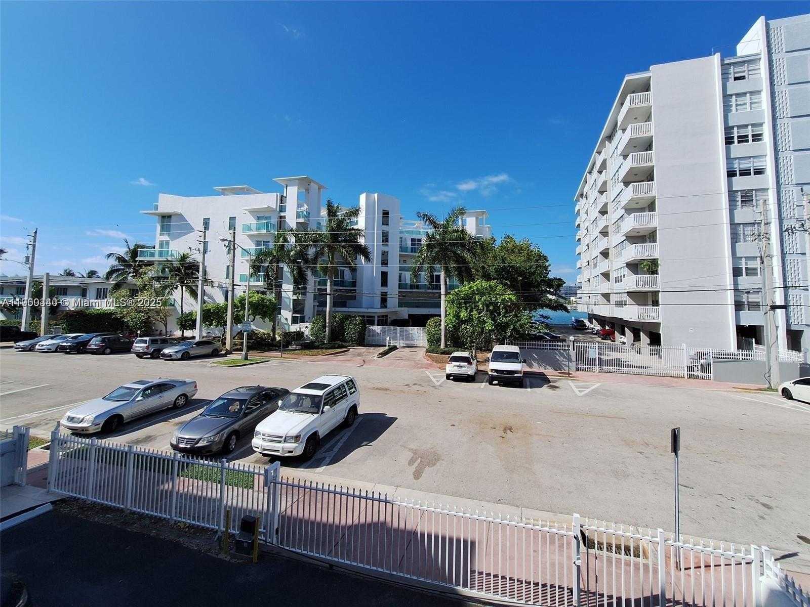 Small Image of 2011 BAY DR #1, Miami Beach Number 18