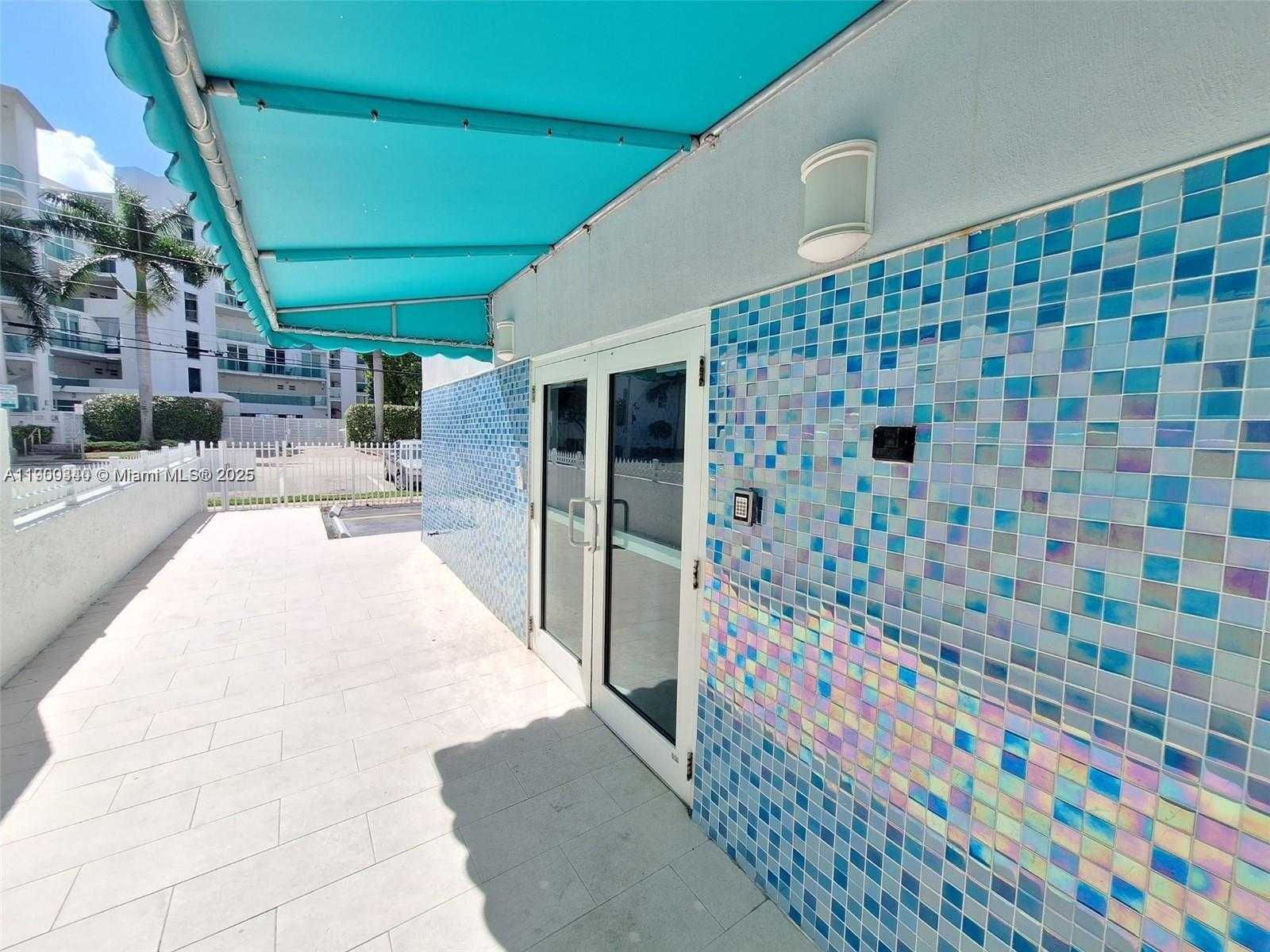 Small Image of 2011 BAY DR #1, Miami Beach Number 3