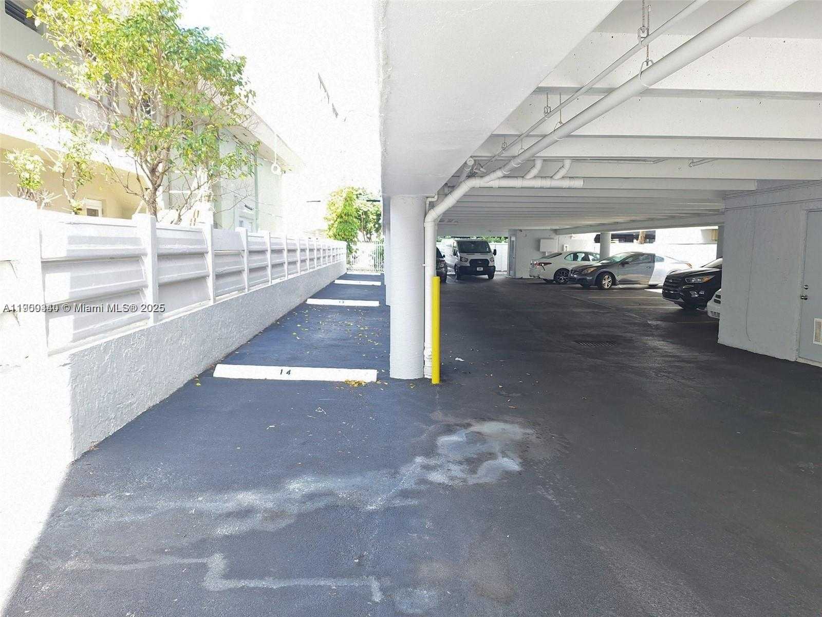 Small Image of 2011 BAY DR #1, Miami Beach Number 4