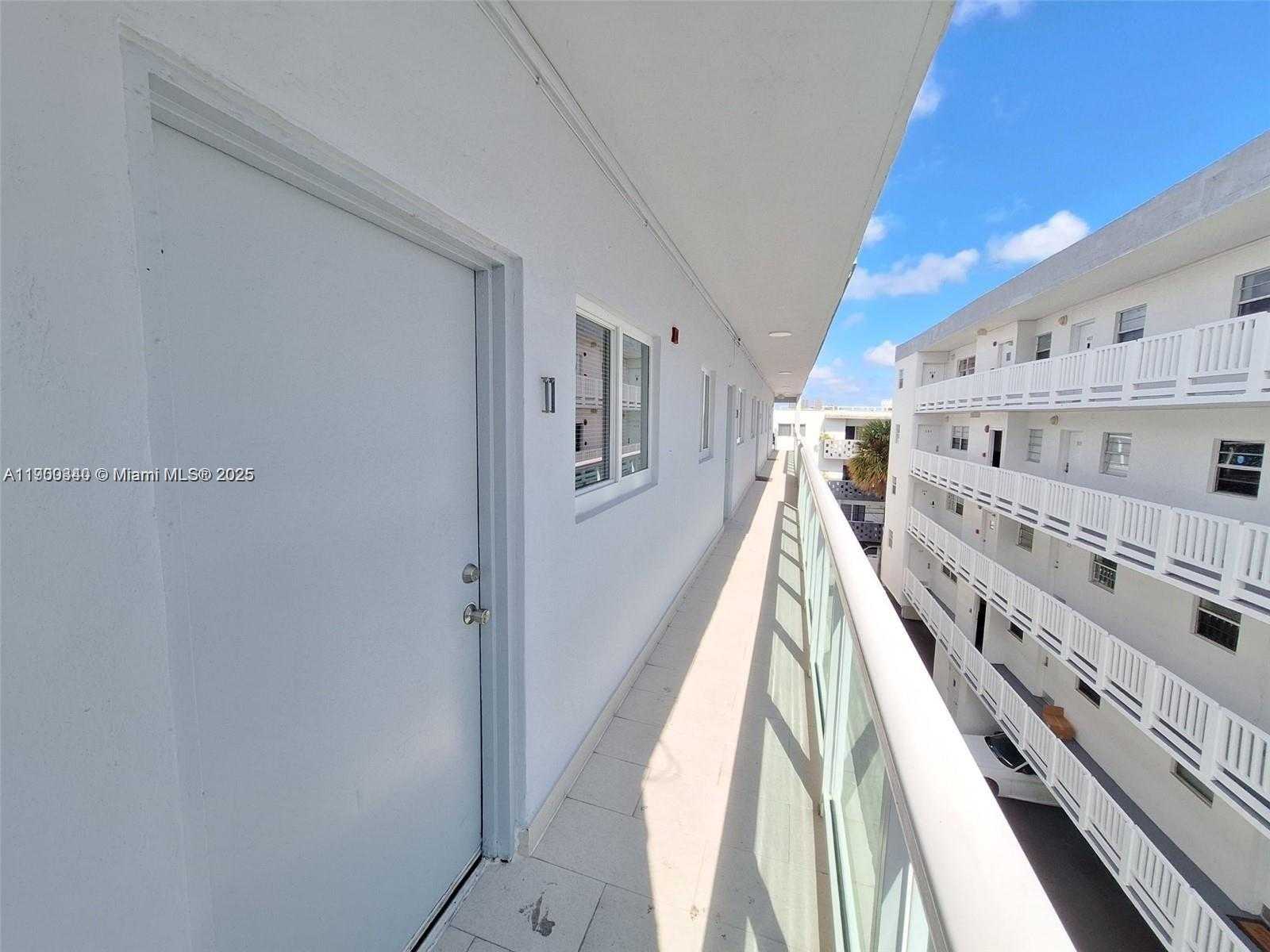 Small Image of 2011 BAY DR #1, Miami Beach Number 5
