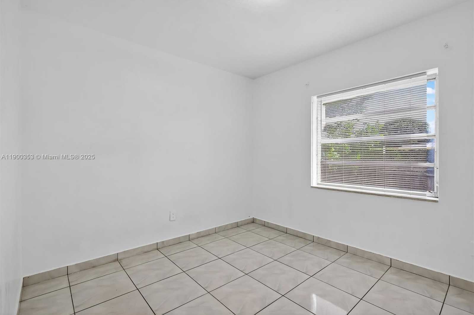 Small Image of 1498 NORTH EAST 180TH ST, North Miami Beach Number 16