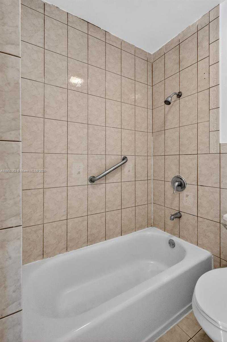 Small Image of 1498 NORTH EAST 180TH ST, North Miami Beach Number 25