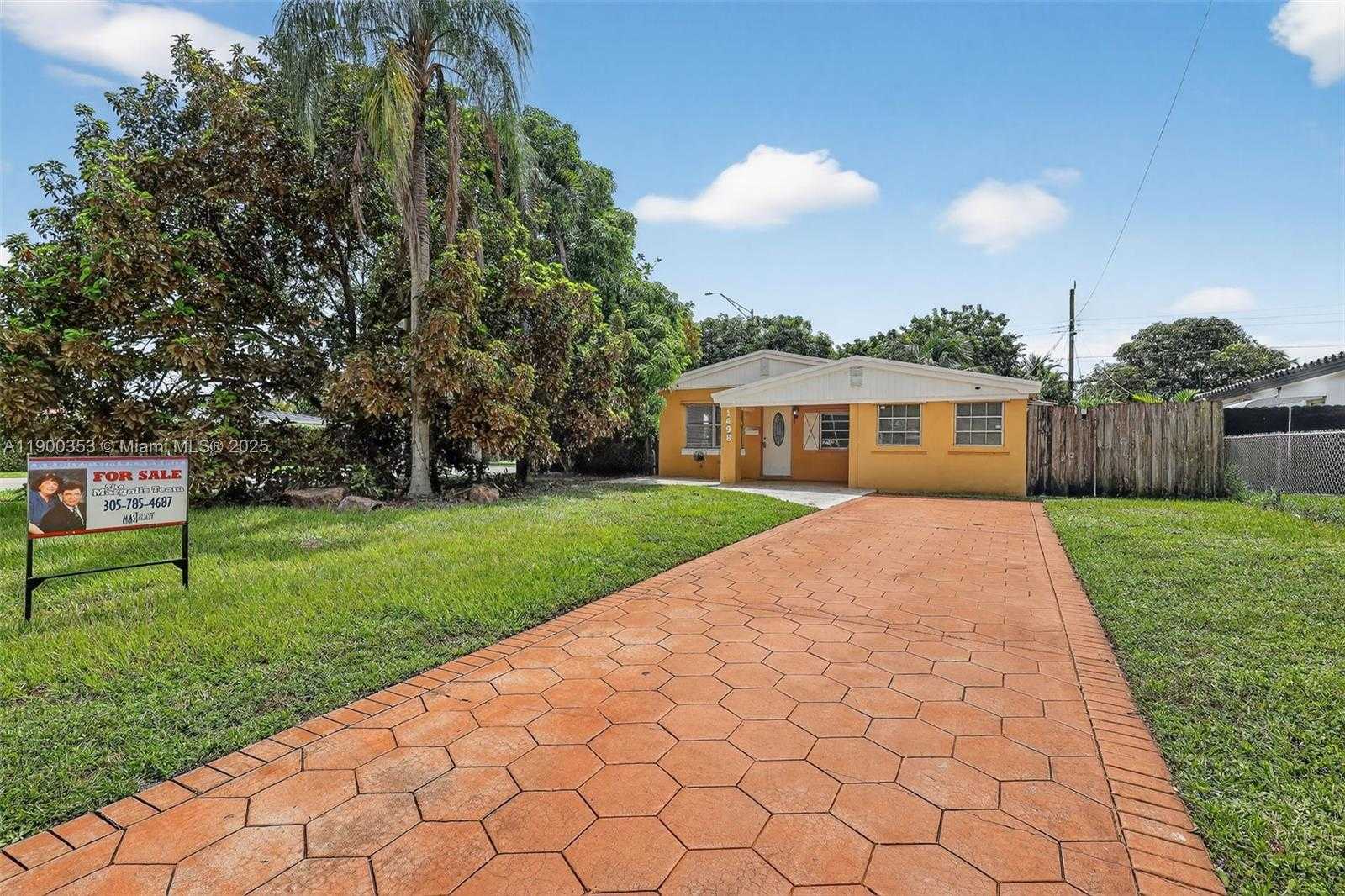 Small Image of 1498 NORTH EAST 180TH ST, North Miami Beach Number 3