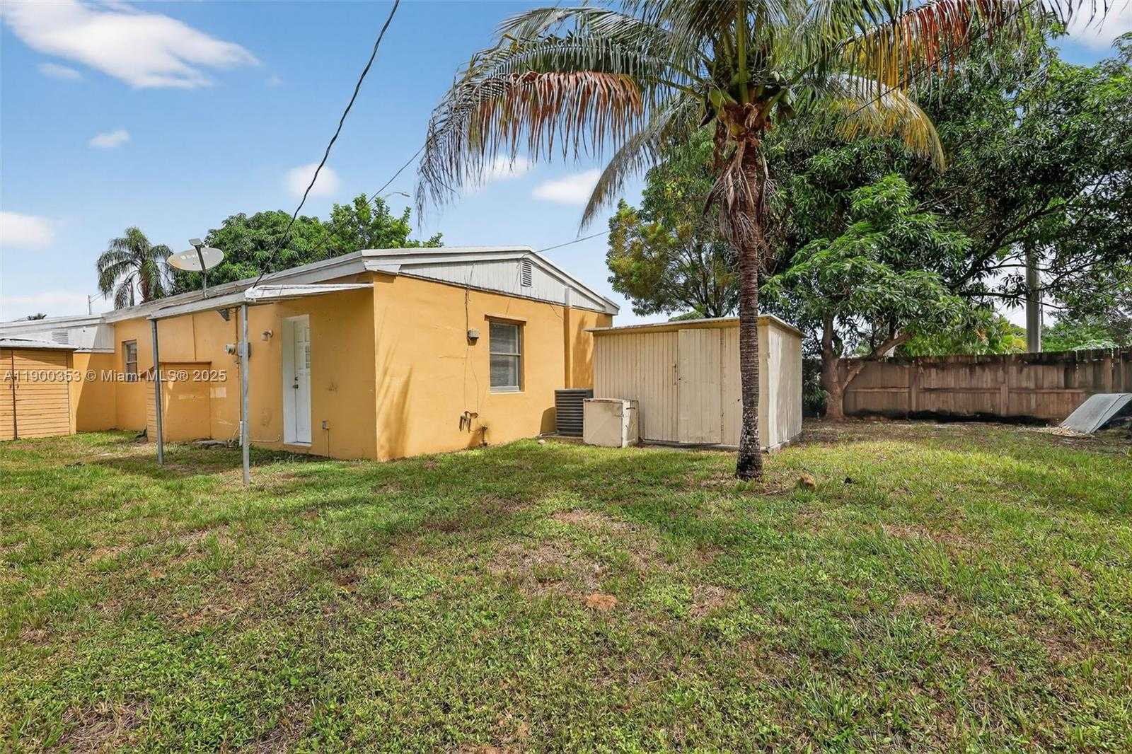 Small Image of 1498 NORTH EAST 180TH ST, North Miami Beach Number 32