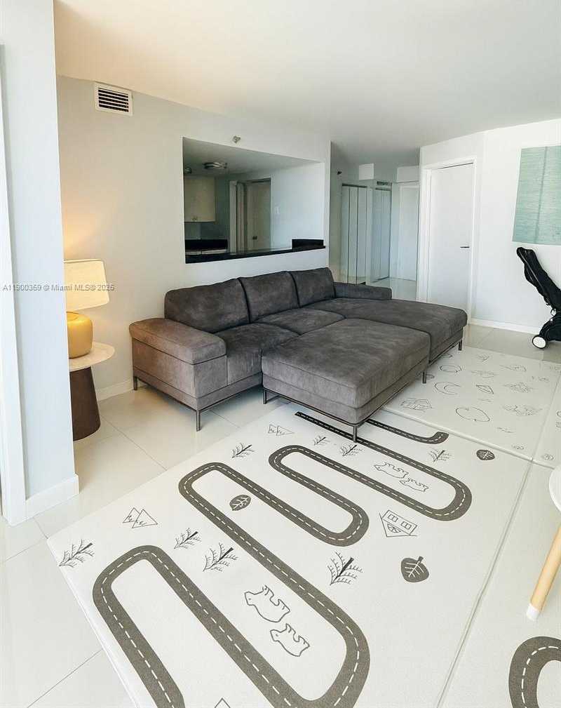 Small Image of 2401 COLLINS AVE #1209, Miami Beach Number 3