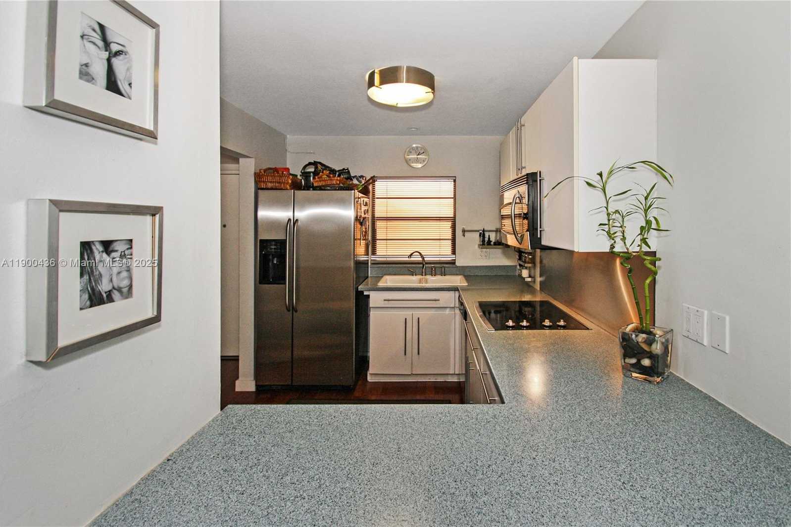 Small Image of 1250 LINCOLN RD #210, Miami Beach Number 4