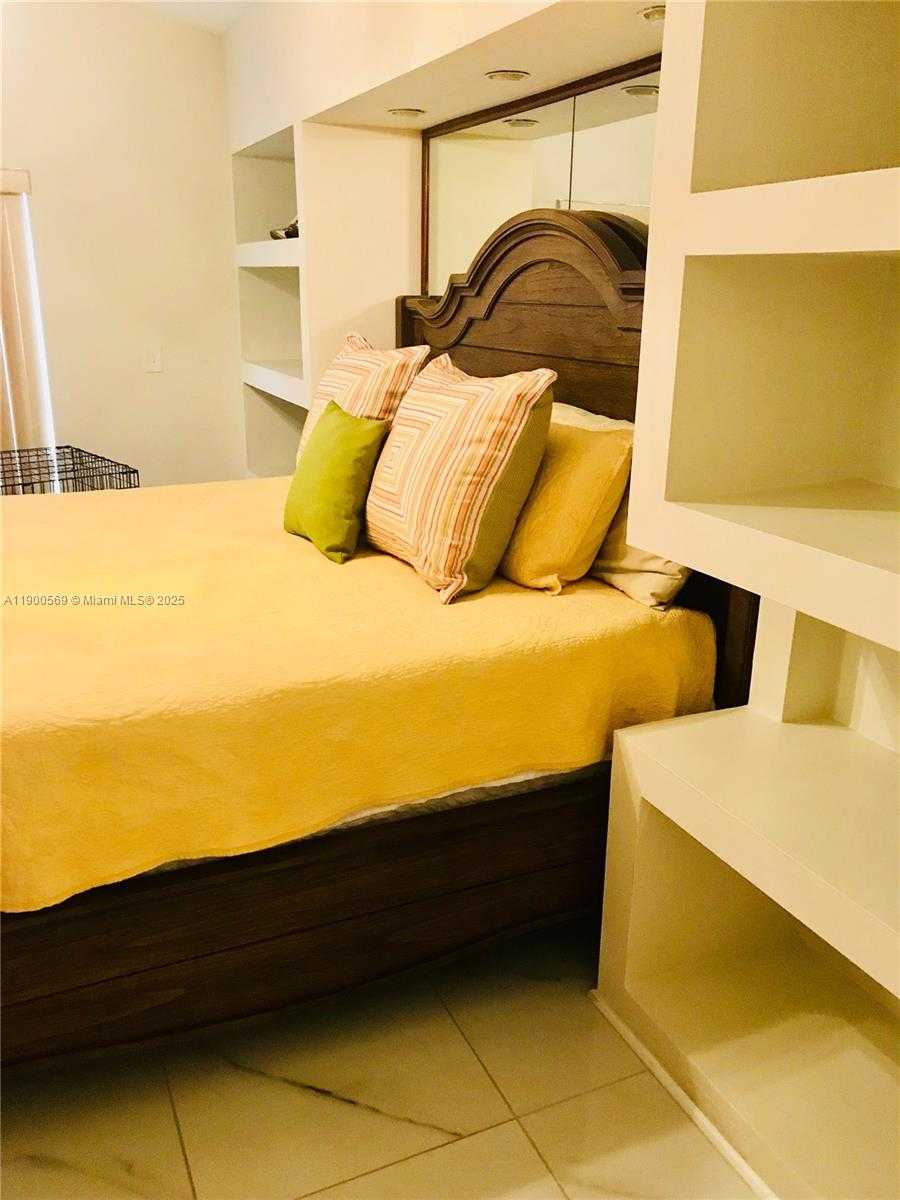 Small Image of 15025 BRIGHTON LN, Davie Number 17