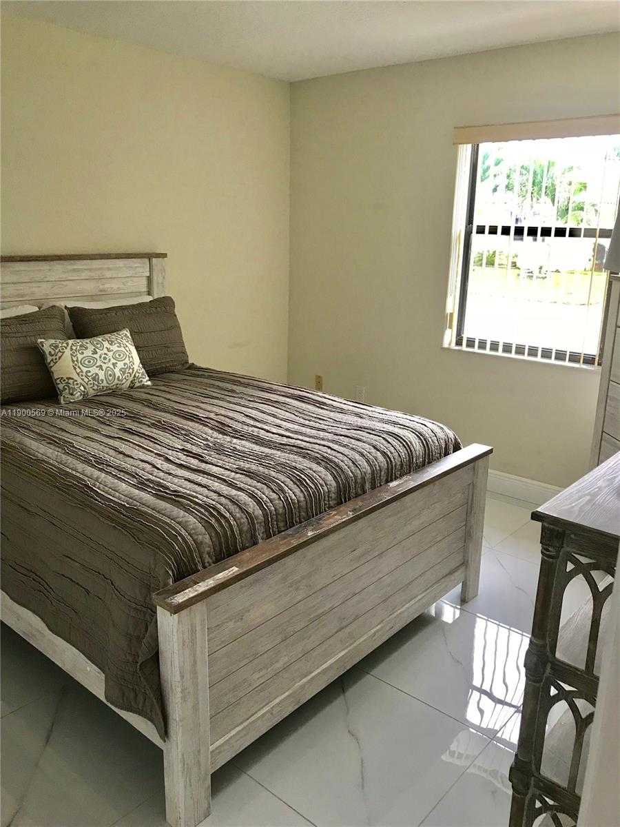 Small Image of 15025 BRIGHTON LN, Davie Number 19
