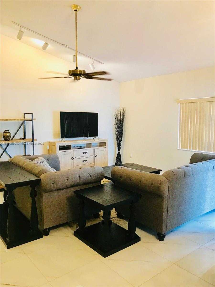 Small Image of 15025 BRIGHTON LN, Davie Number 5
