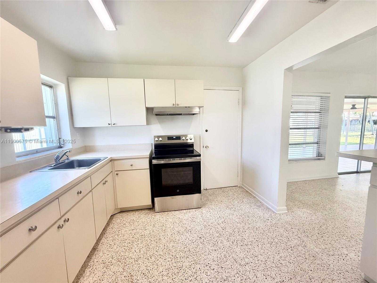 Small Image of 2671 SOUTH WEST 118TH CT, Miami Number 12