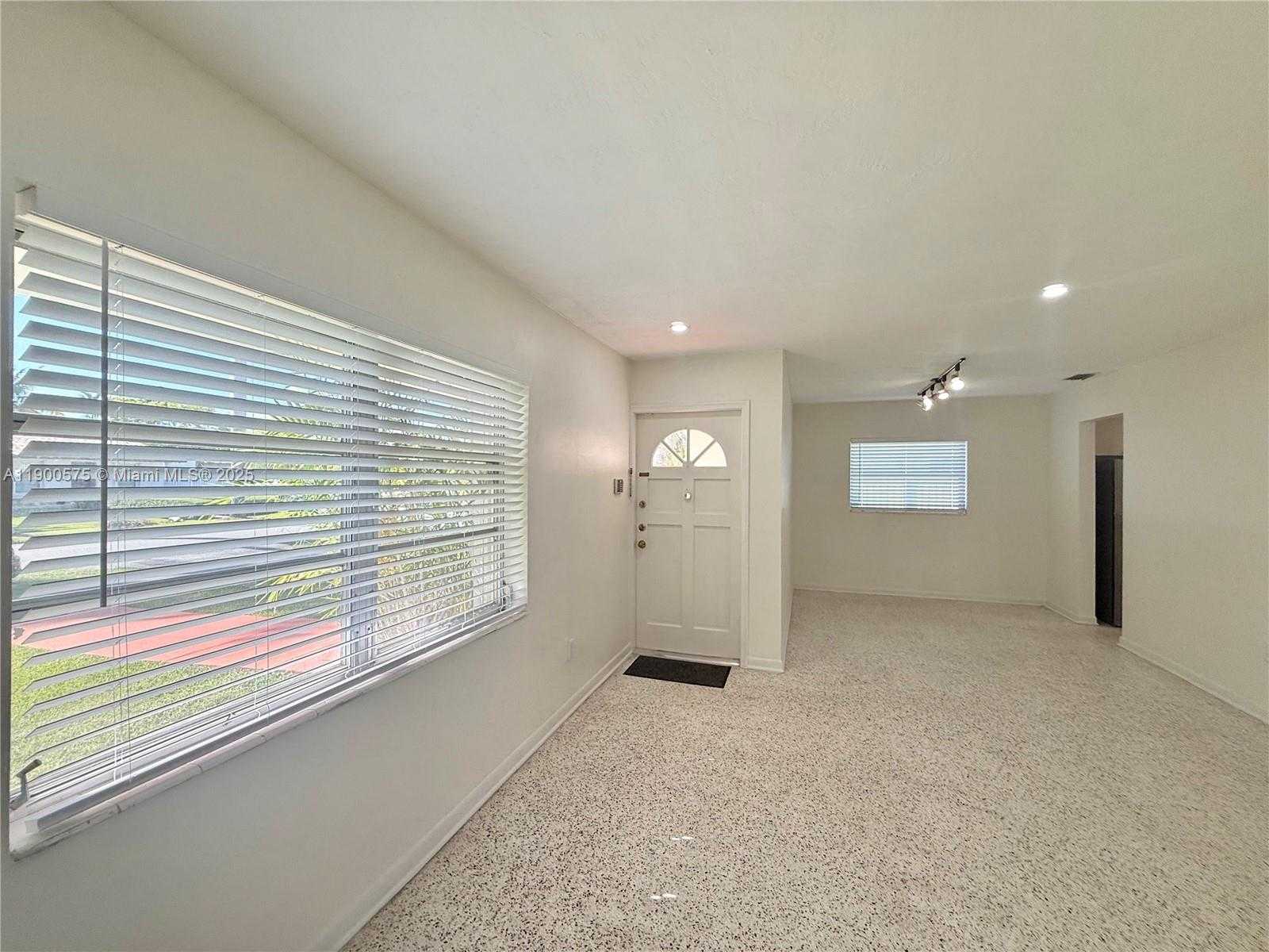 Small Image of 2671 SOUTH WEST 118TH CT, Miami Number 4