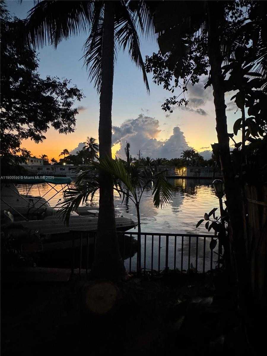 Small Image of 8300 BYRON AVE #5, Miami Beach Number 2