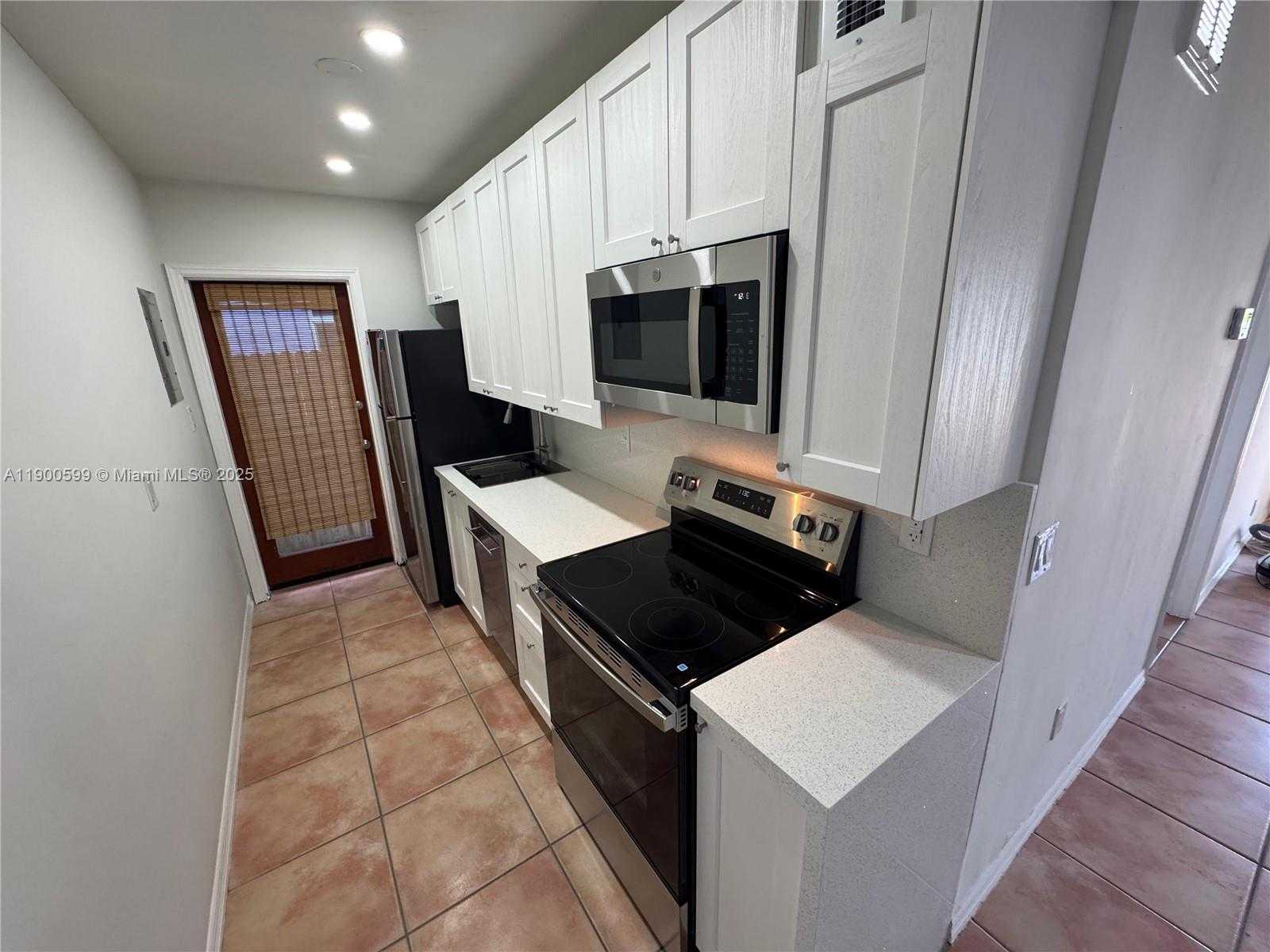 Small Image of 8300 BYRON AVE #5, Miami Beach Number 4