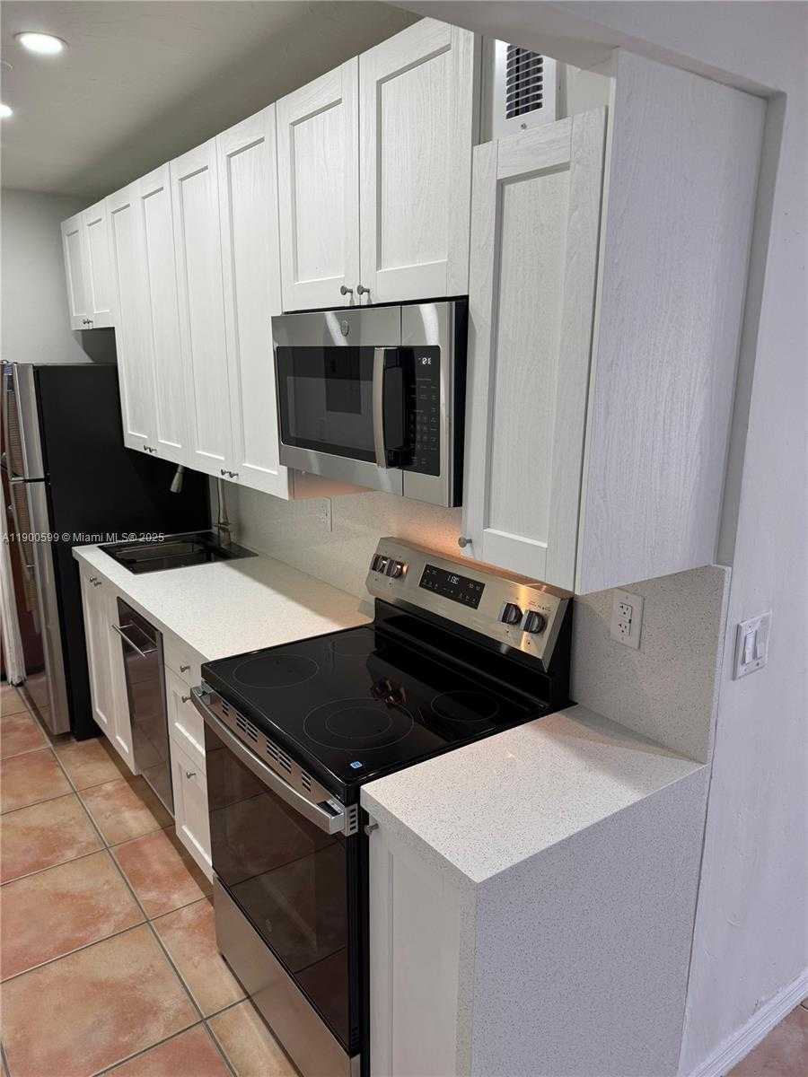 Small Image of 8300 BYRON AVE #5, Miami Beach Number 5
