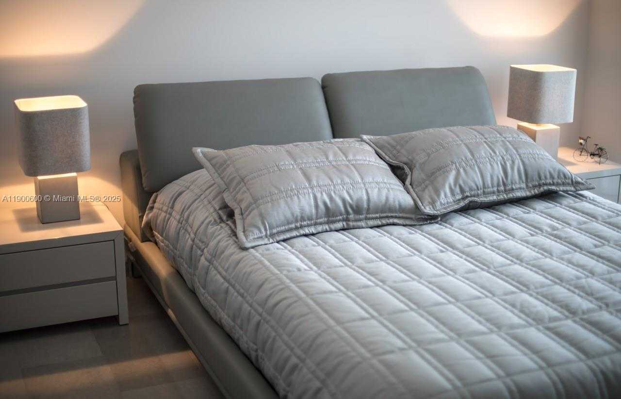 Small Image of 68 SOUTH EAST 6TH ST #2006, Miami Number 24