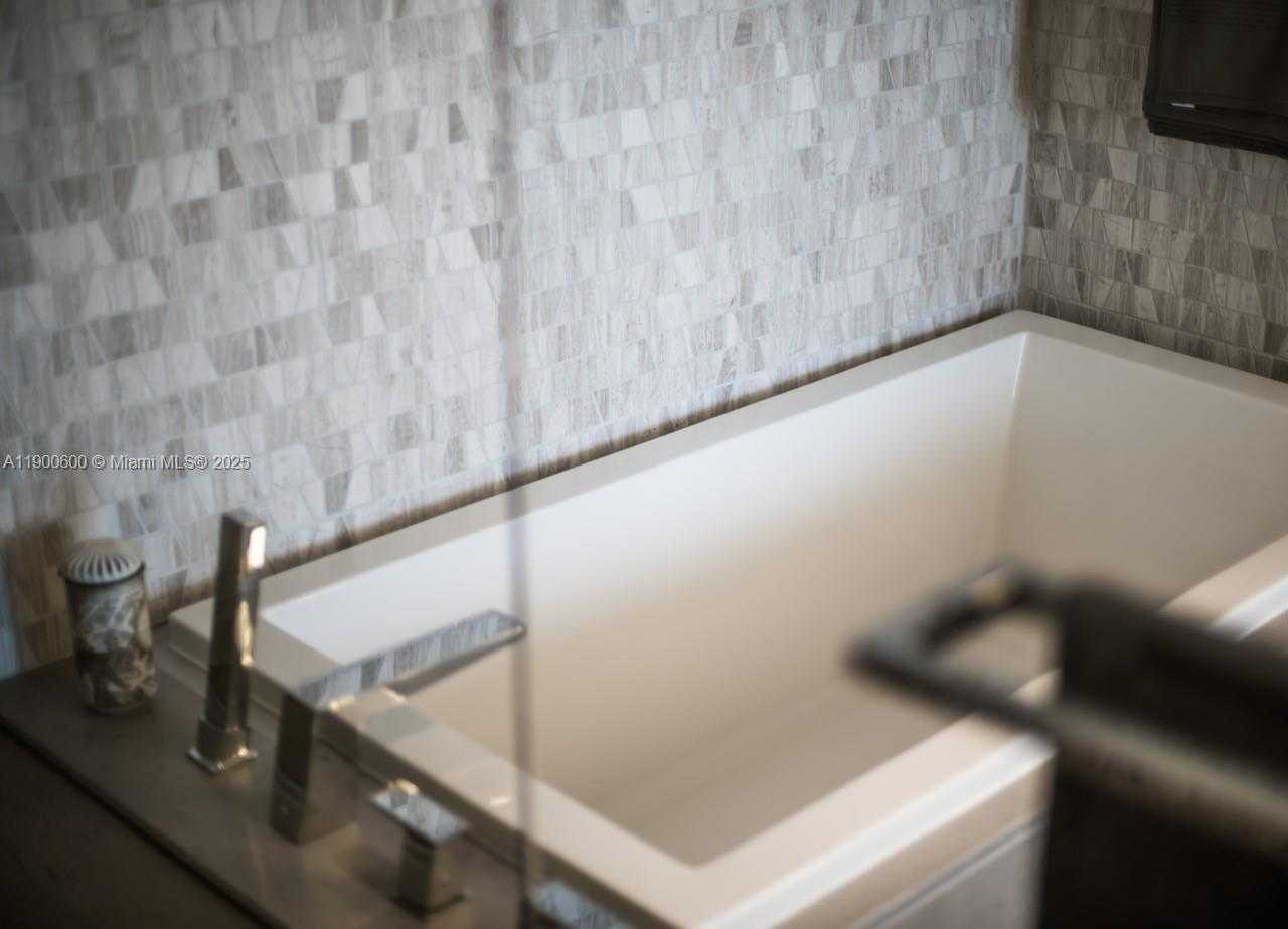 Small Image of 68 SOUTH EAST 6TH ST #2006, Miami Number 29