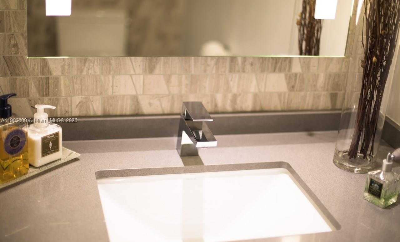 Small Image of 68 SOUTH EAST 6TH ST #2006, Miami Number 31