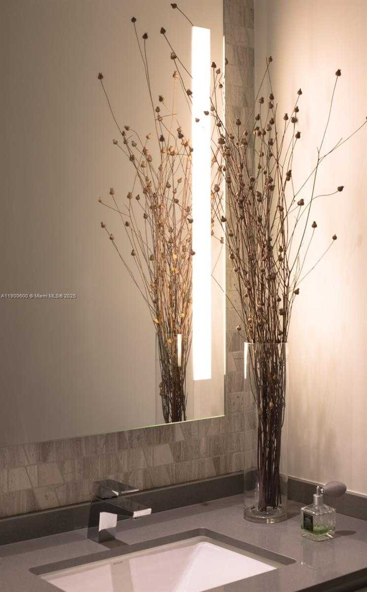 Small Image of 68 SOUTH EAST 6TH ST #2006, Miami Number 33