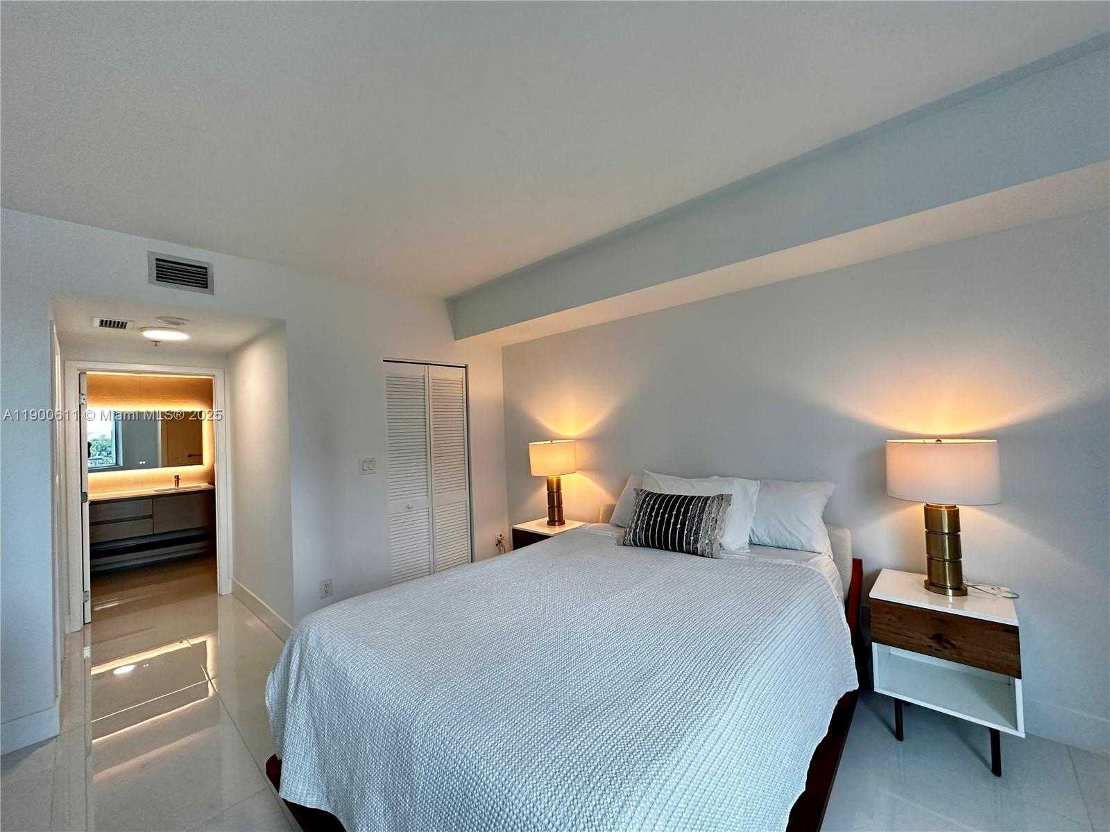 Small Image of 335 Biscayne Blvd, Miami, FL 33132, USA Number 10