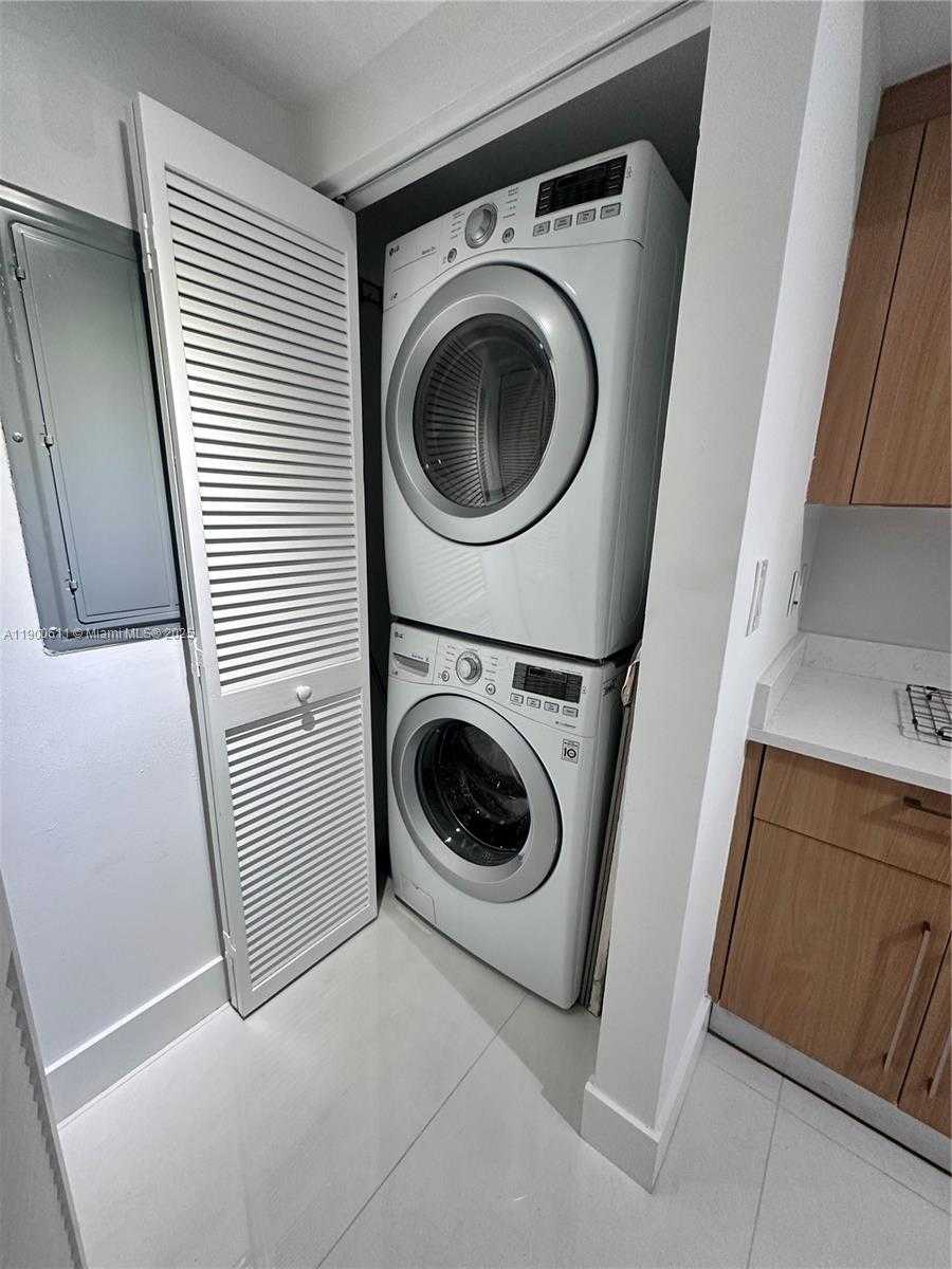 Small Image of 335 Biscayne Blvd, Miami, FL 33132, USA Number 20