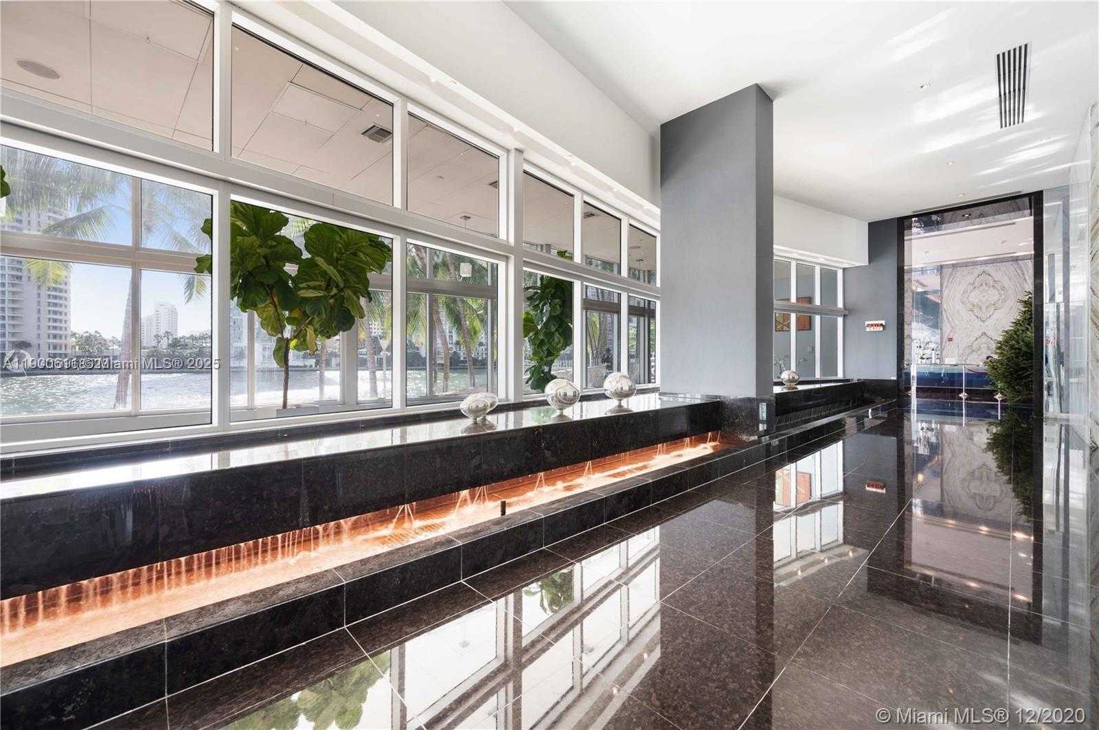 Small Image of 335 Biscayne Blvd, Miami, FL 33132, USA Number 23