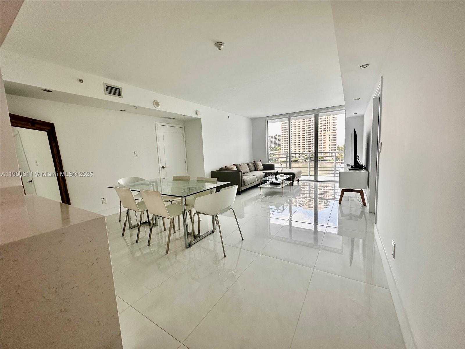 Small Image of 335 Biscayne Blvd, Miami, FL 33132, USA Number 3