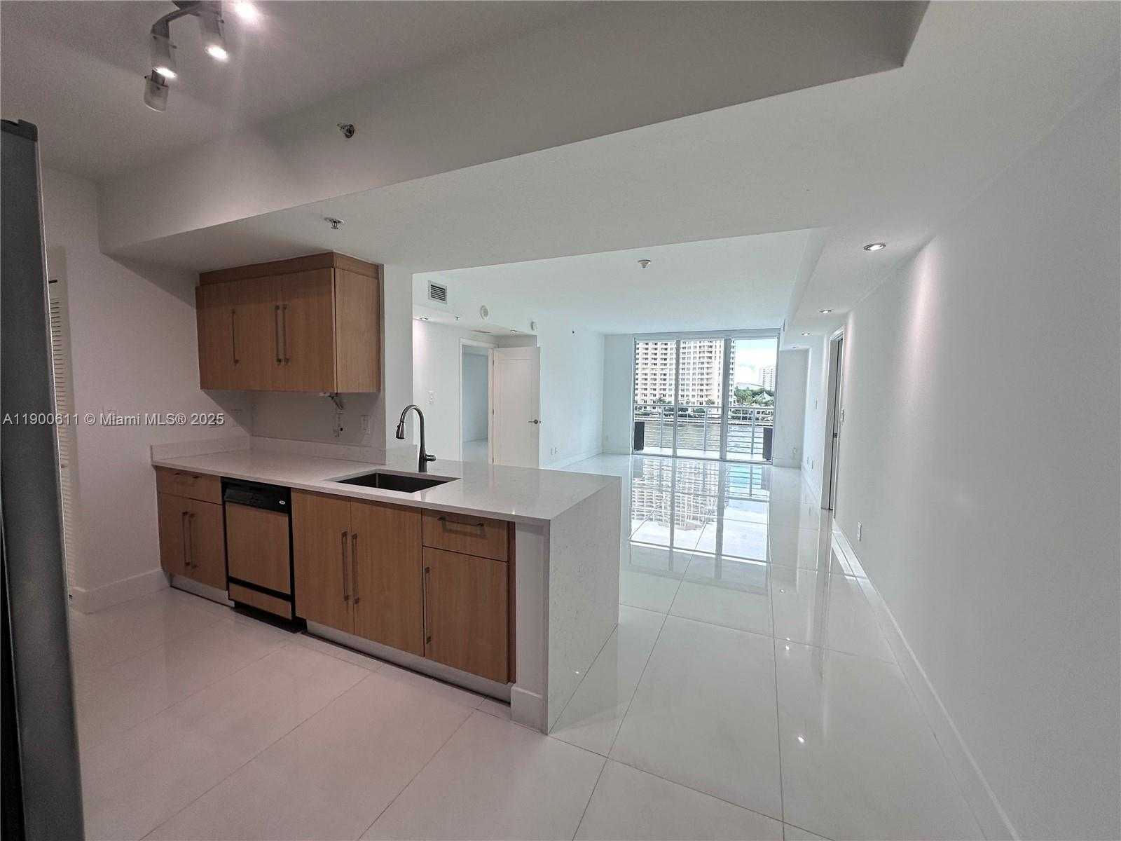 Small Image of 335 Biscayne Blvd, Miami, FL 33132, USA Number 4