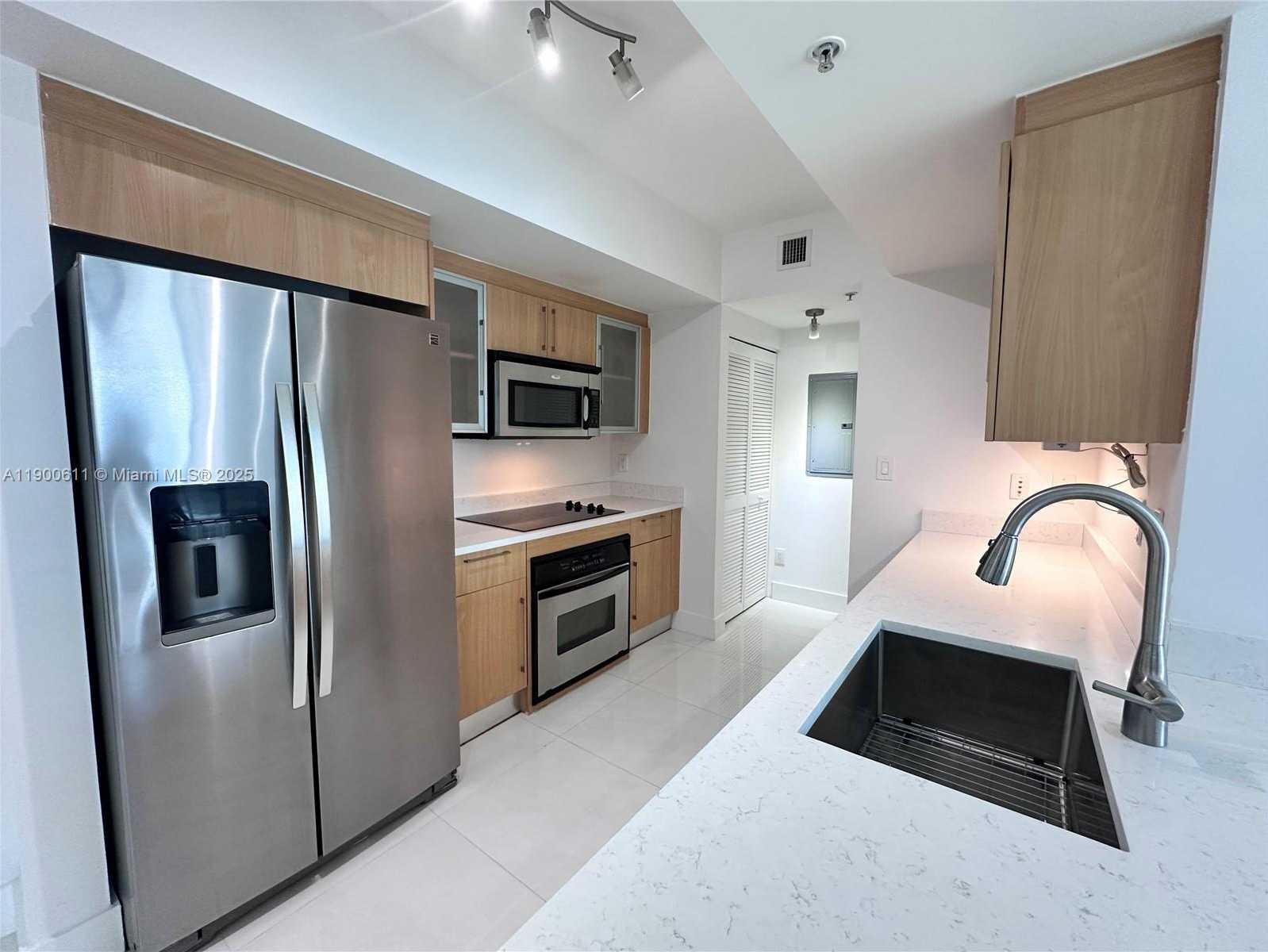 Small Image of 335 Biscayne Blvd, Miami, FL 33132, USA Number 5