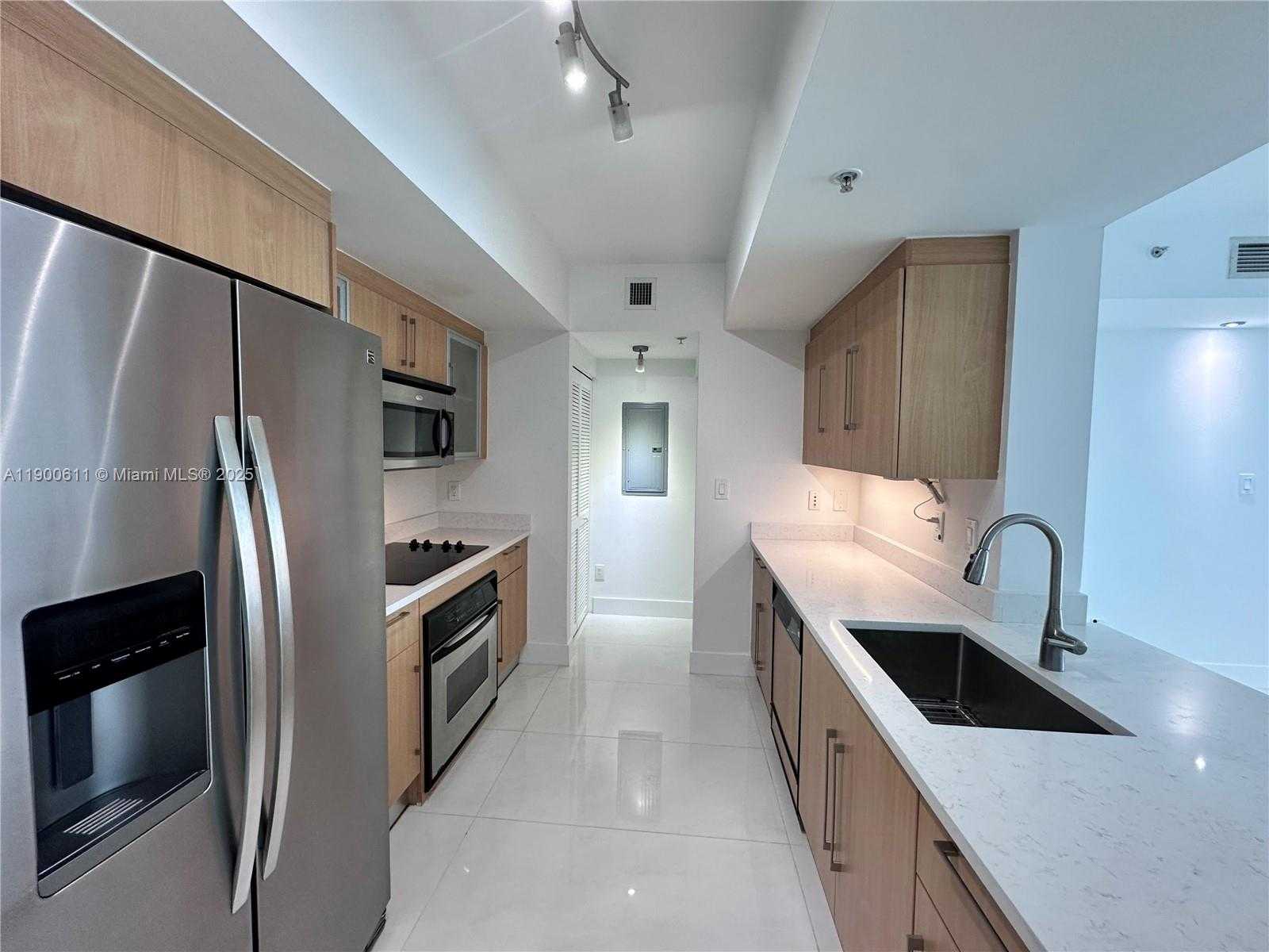 Small Image of 335 Biscayne Blvd, Miami, FL 33132, USA Number 7