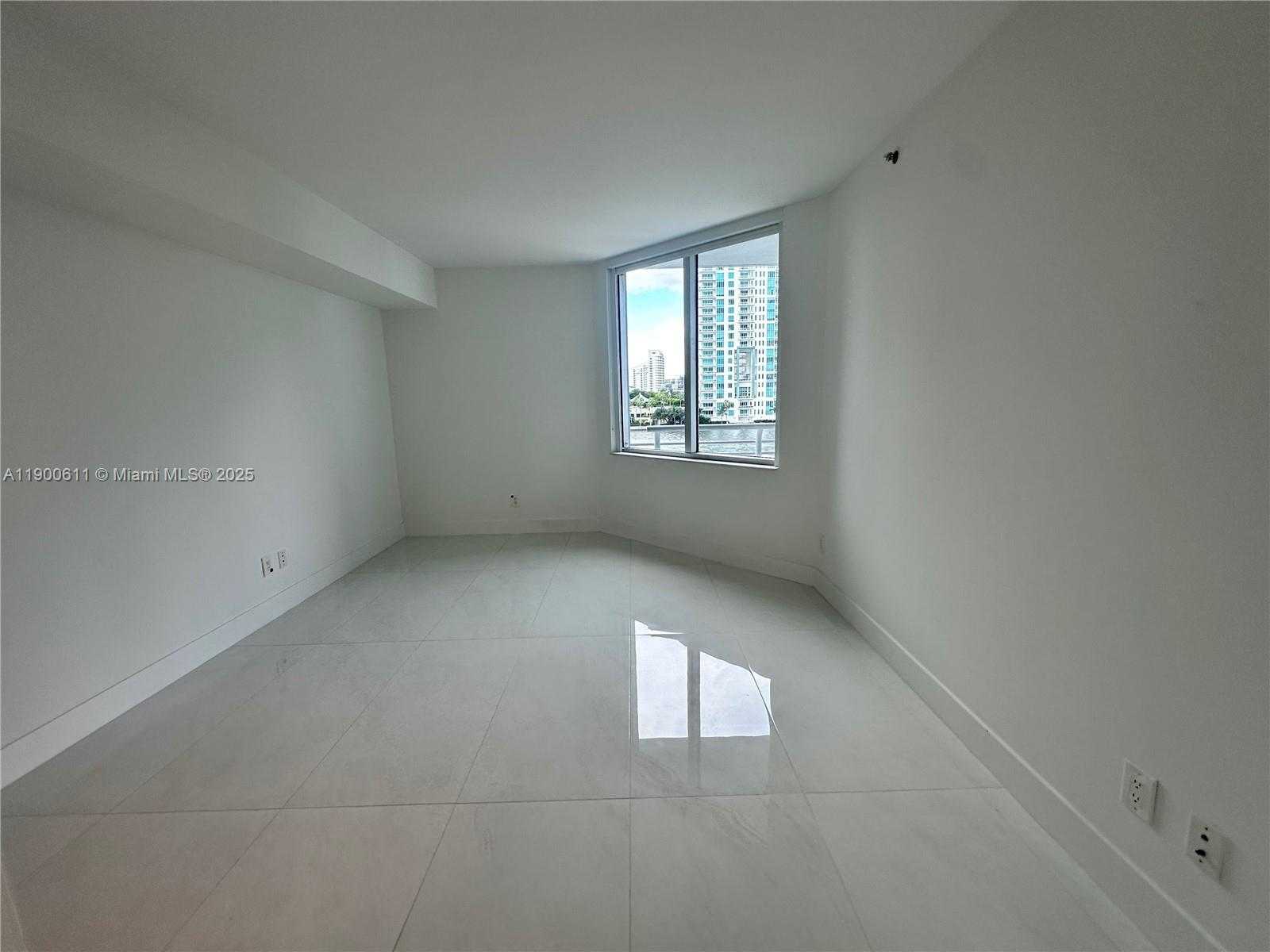 Small Image of 335 Biscayne Blvd, Miami, FL 33132, USA Number 8