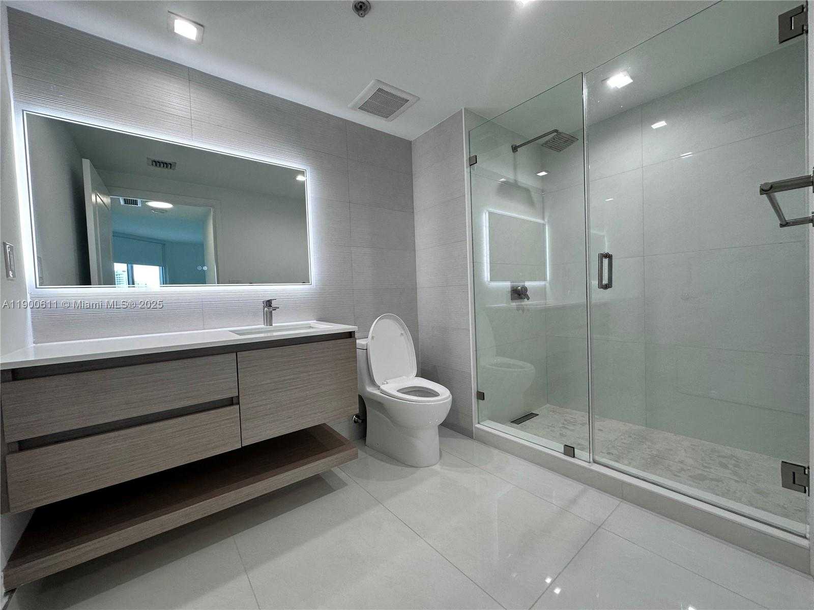 Small Image of 335 Biscayne Blvd, Miami, FL 33132, USA Number 9