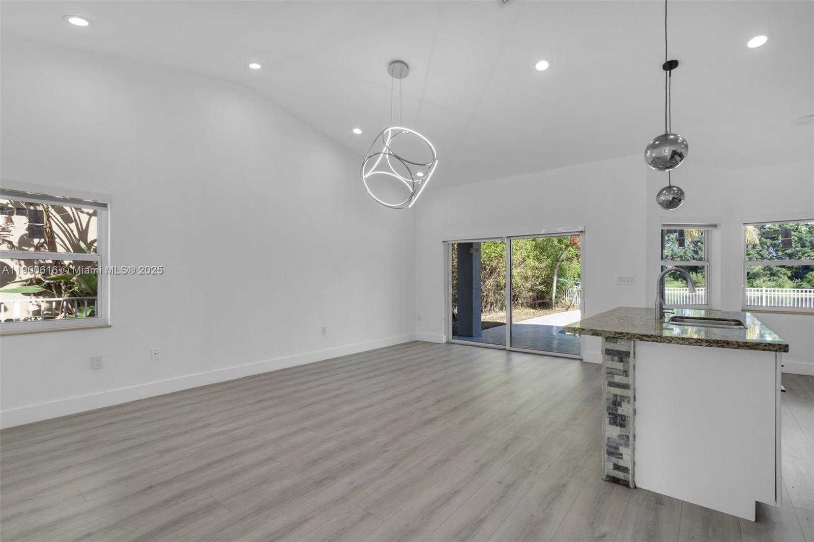 Small Image of 425 SOUTH WEST 198TH TER #., Pembroke Pines Number 10