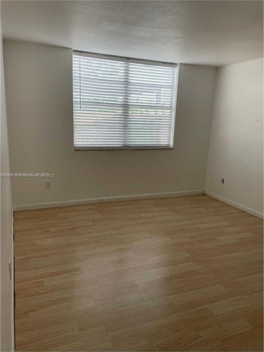 Small Image of Doral Number 10